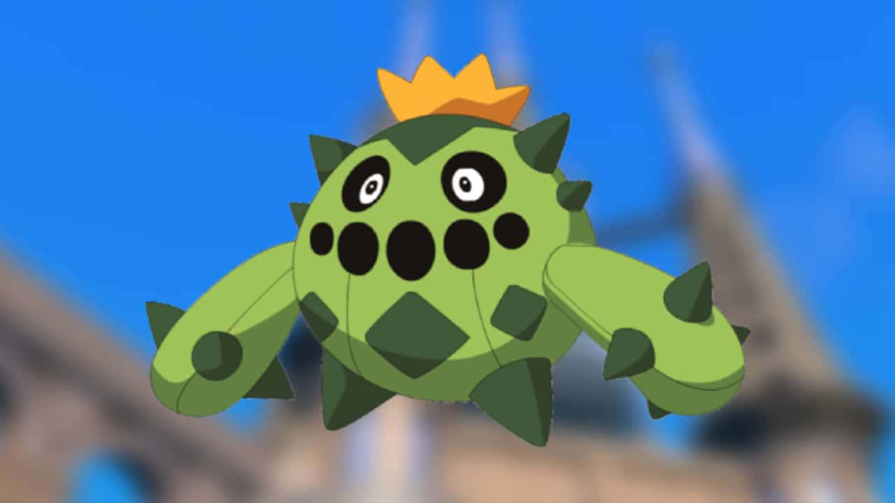 Cacnea 桌布 壁紙 — 一隻綠色、帶刺的寶可夢戴著黃色皇冠，在明亮的藍天中漂浮，背景有模糊的建築物。