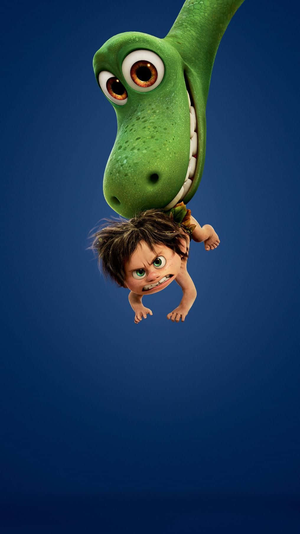 Cute Green Dinosaur 桌布 壁紙 — 一隻綠色動畫恐龍在純藍色背景上頑皮地將一個小男孩倒吊著。