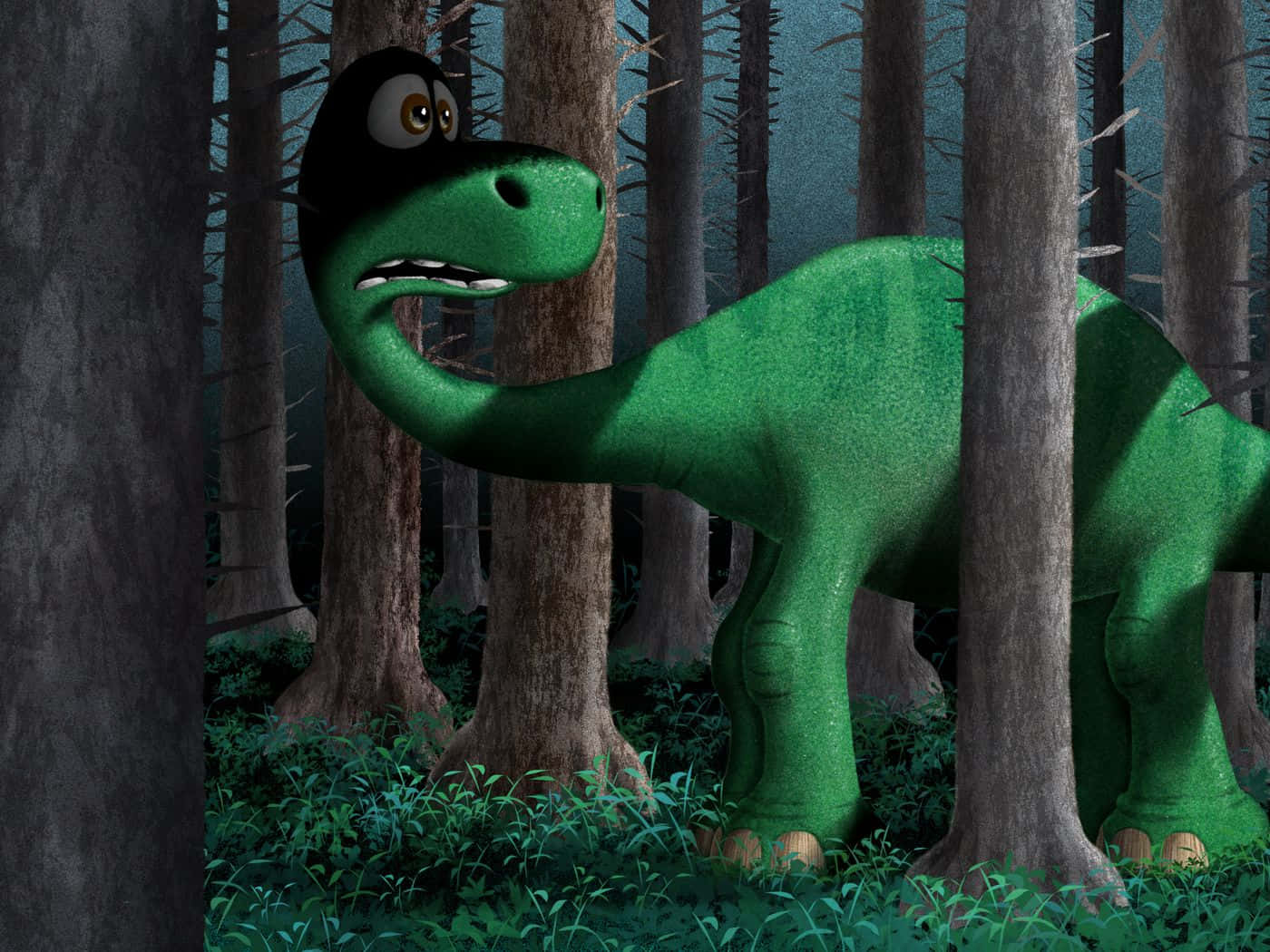 Dino 桌布 壁紙 — 一隻綠色卡通恐龍睜大眼睛，在黑暗的林地中從樹後緊張地窺視。