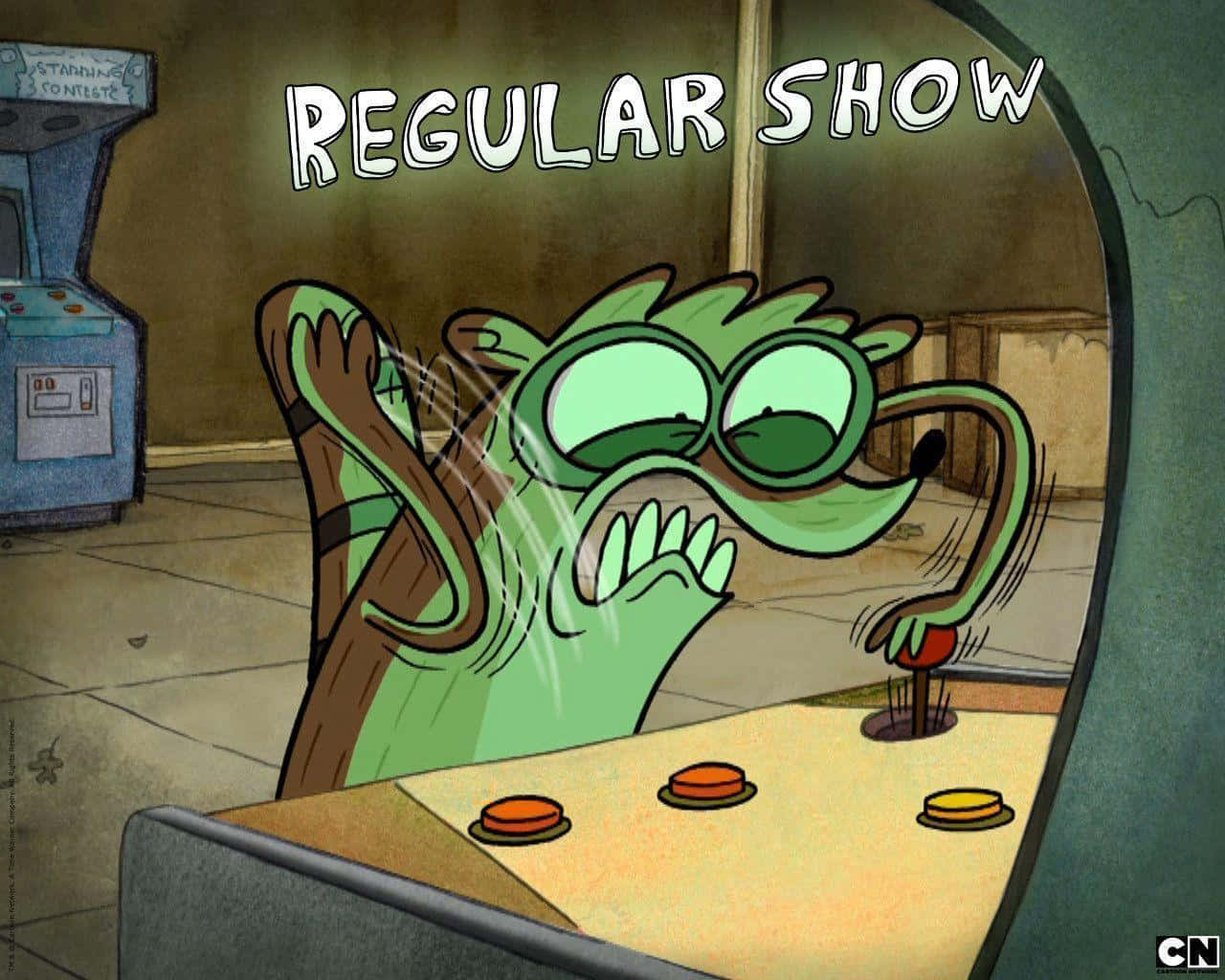 Regular Show 桌布 壁紙 — 一隻綠色卡通浣熊，頭髮蓬亂，戴著眼鏡，在昏暗的遊戲機中心憤怒地玩彈珠台。