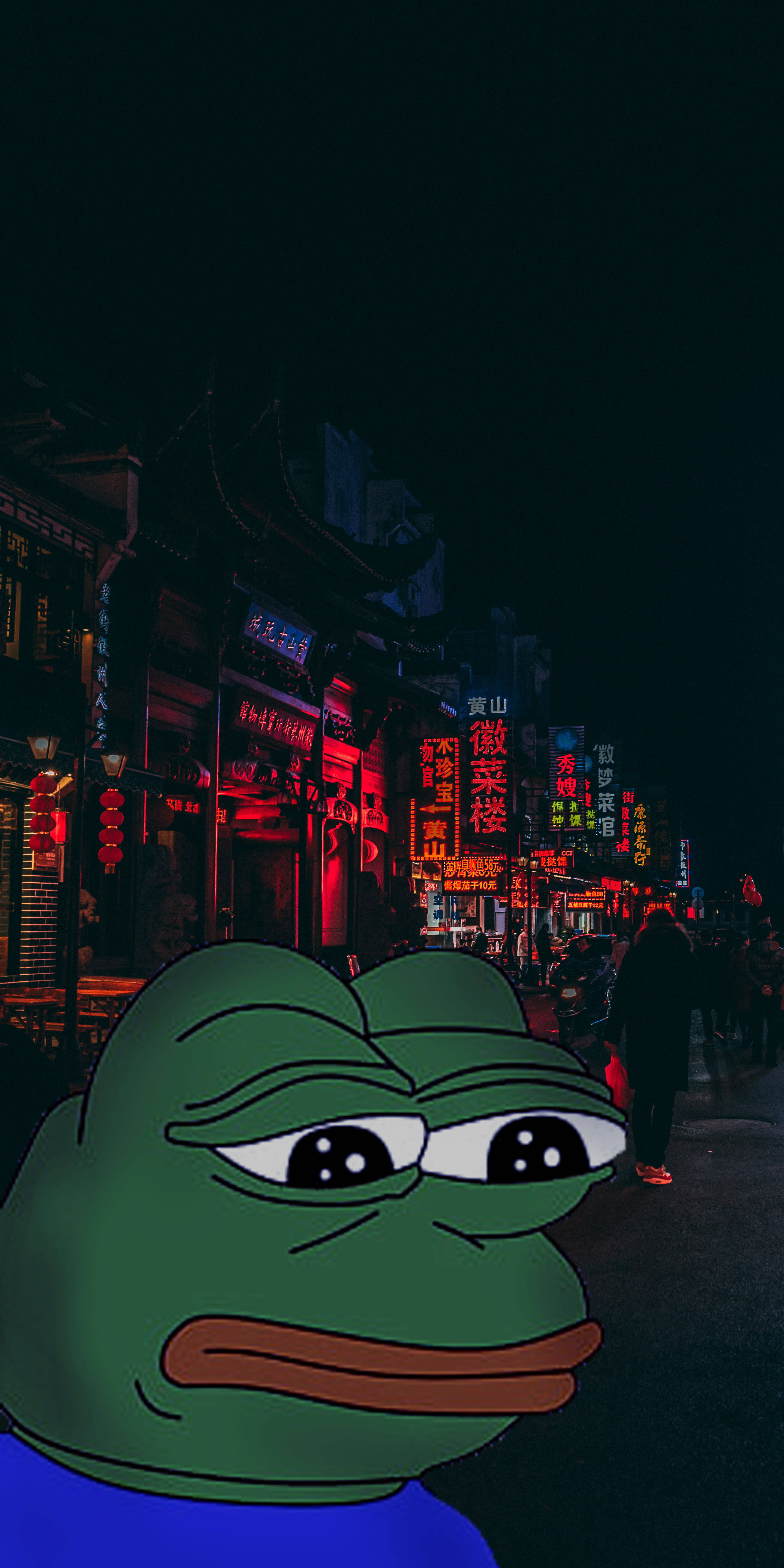 iPhone 桌布 壁紙 — 一隻綠色卡通青蛙帶著悲傷的表情，在夜晚主導著一條霓虹燈閃爍的亞洲城市街道。