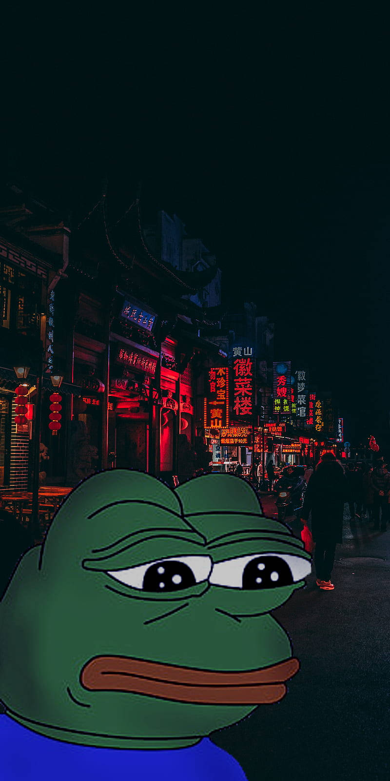 Pepe 桌布 壁紙 — 一隻綠色卡通青蛙帶著悲傷的表情，在夜晚主導著一條黑暗的霓虹燈中國街道。