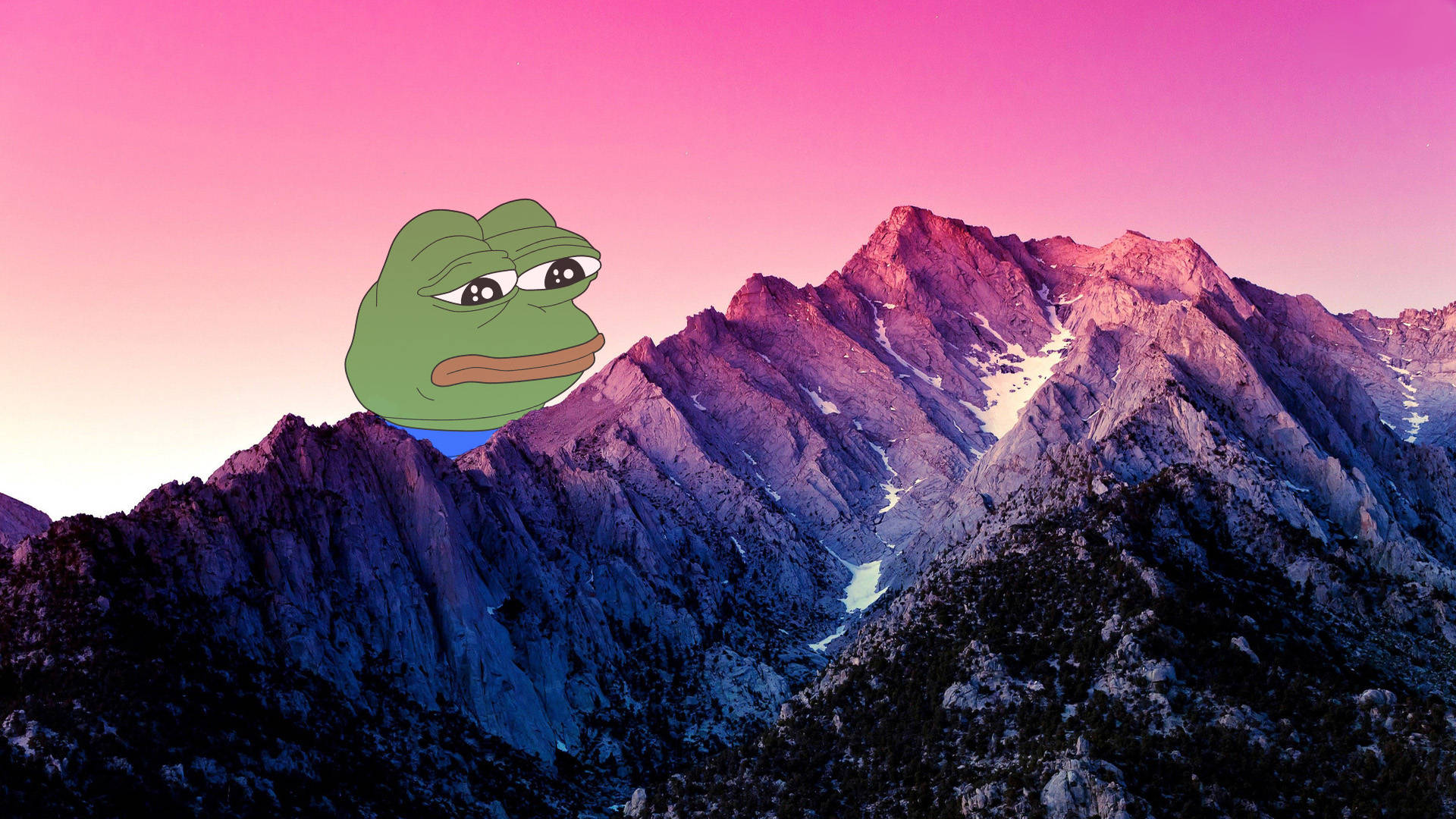 Pepe 桌布 壁紙 — 一隻綠色卡通青蛙帶著無聊的表情坐在鋸齒狀山脈頂上，背景是粉紅色和紫色的日落天空。