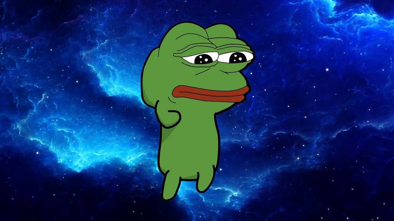Pepe 桌布 壁紙 — 一隻綠色卡通青蛙帶著無聊的表情漂浮在充滿星星的鮮豔藍色宇宙星雲中。
