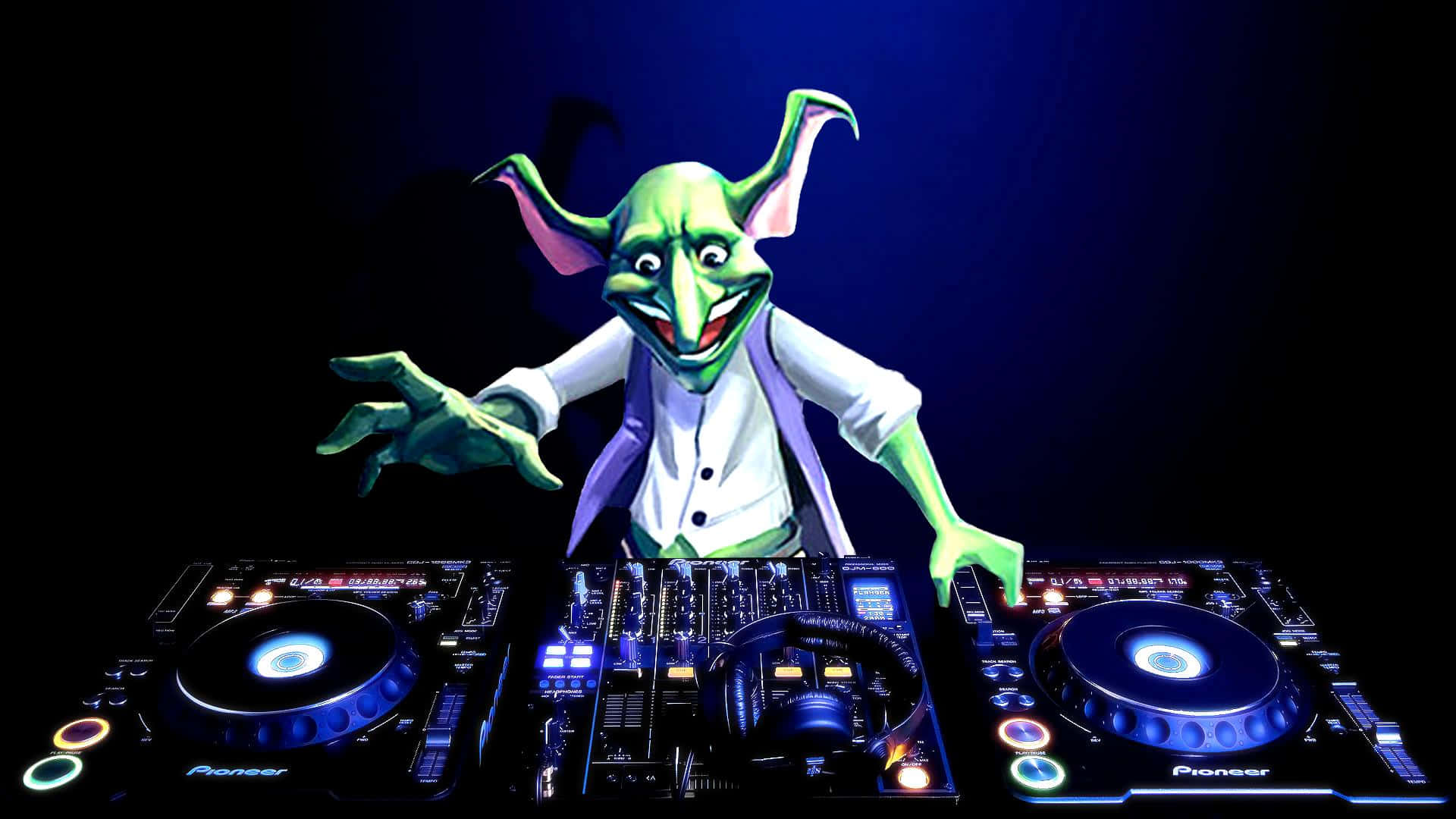 DJ 桌布 壁紙 — 一隻綠色哥布林DJ，尖耳朵，穿著紫色背心，在藍色舞台燈光下，在發光的Pioneer DJ混音台上充滿活力地混音。