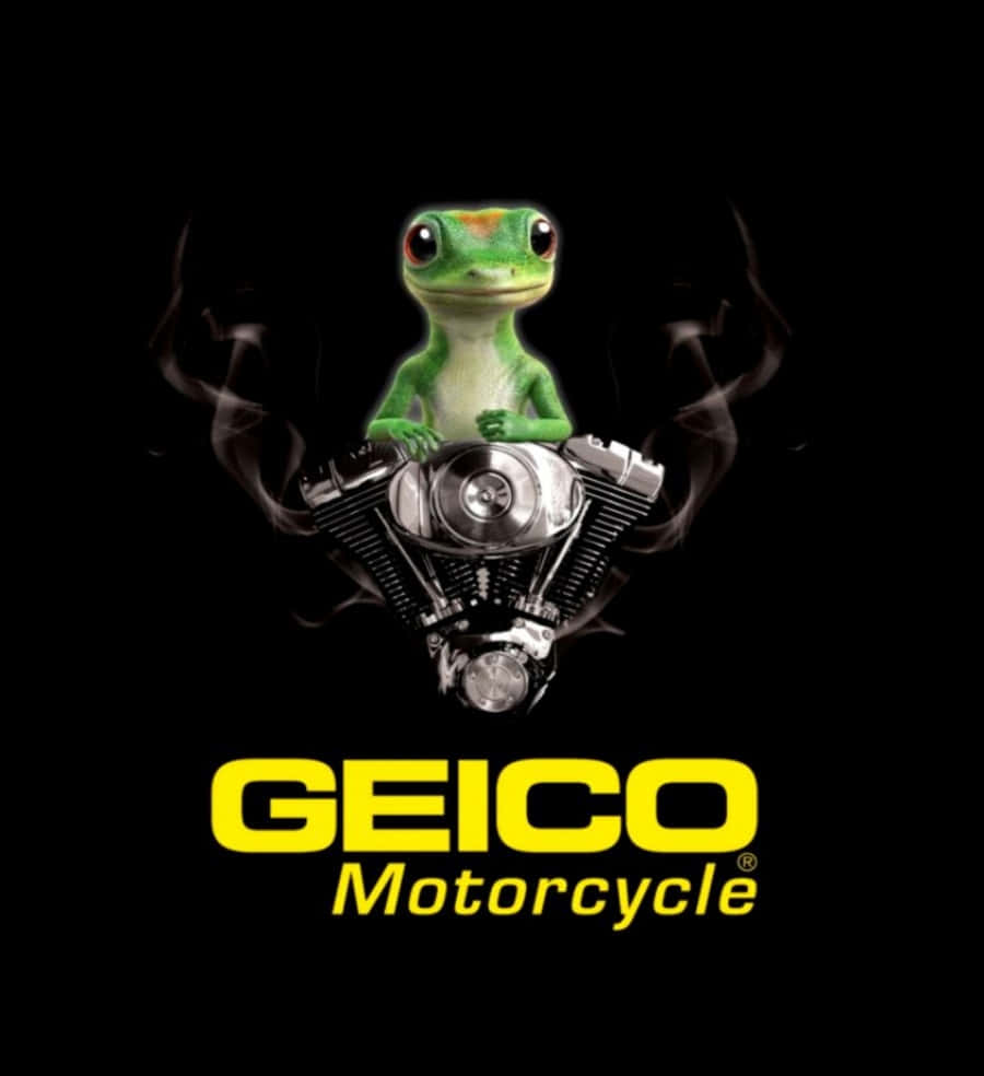 Geico 桌布 壁紙 — 一隻綠色壁虎吉祥物坐在鍍鉻摩托車引擎上，煙霧在黑色背景中升起。