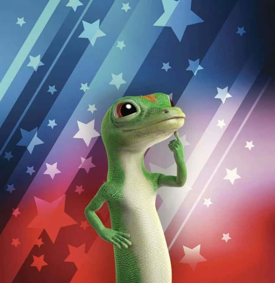 Geico 桌布 壁紙 — 一隻綠色壁虎在帶有對角線條的愛國紅、白、藍星形背景前若有所思地站立。