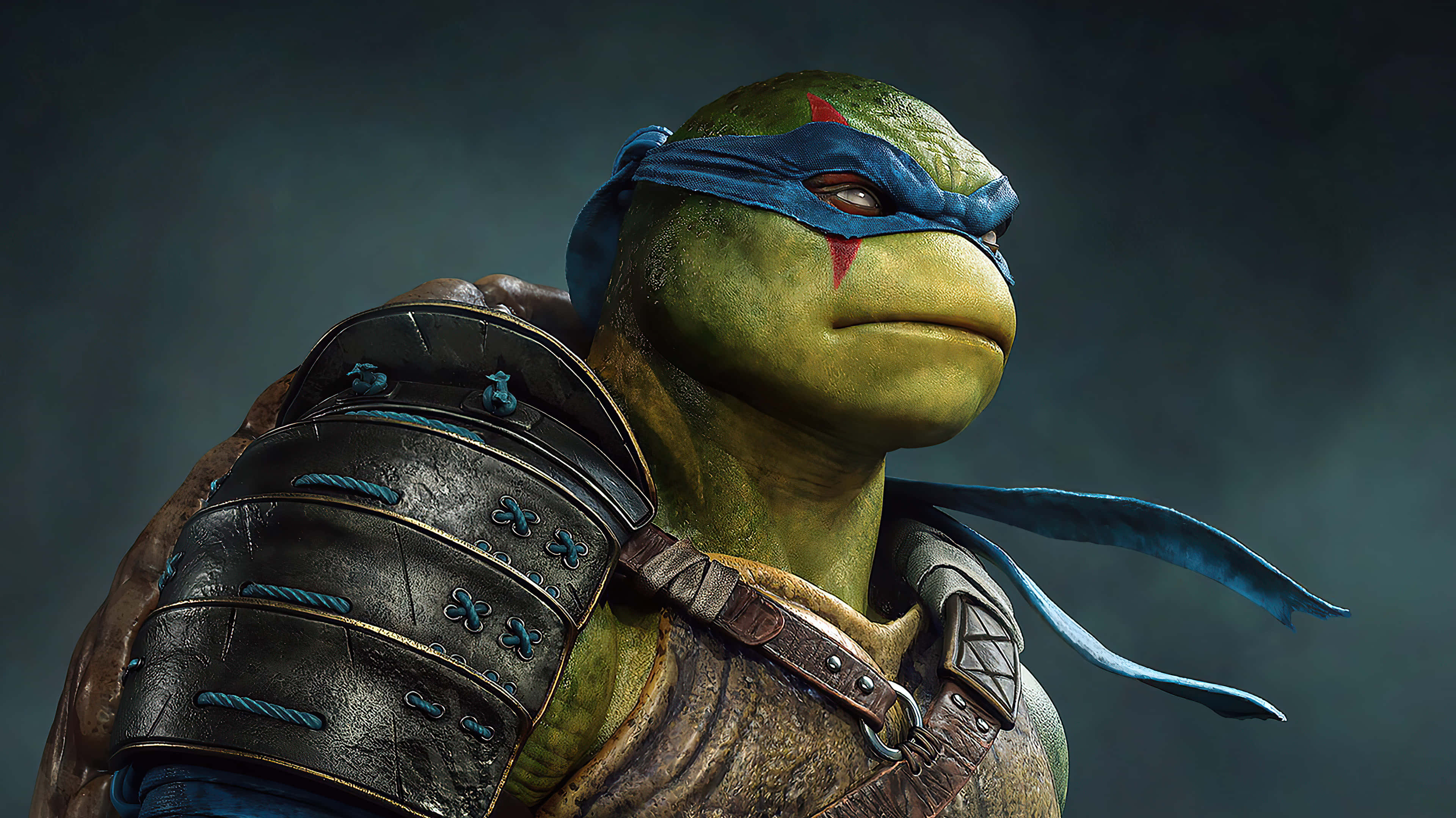 Ninja Turtle 桌布 壁紙 — 一隻綠色忍者龜的近距離特寫，戴著藍色面罩和紅色疤痕，身穿精細盔甲，背景陰暗且充滿氣氛。