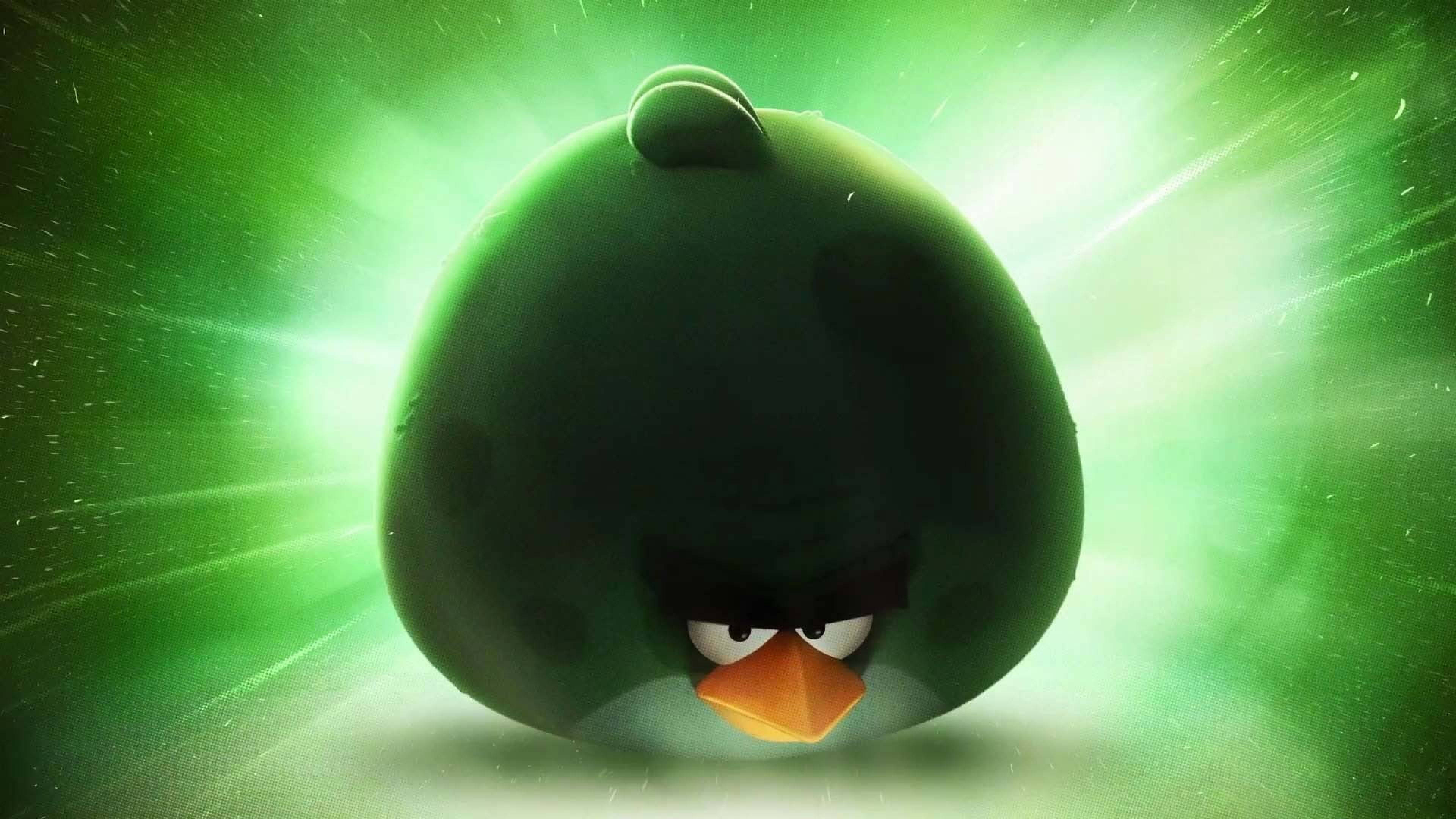 鳥 桌布 壁紙 — 一隻綠色憤怒鳥帶著憤怒的表情，在帶有光線條紋的耀眼綠色背景上發光。