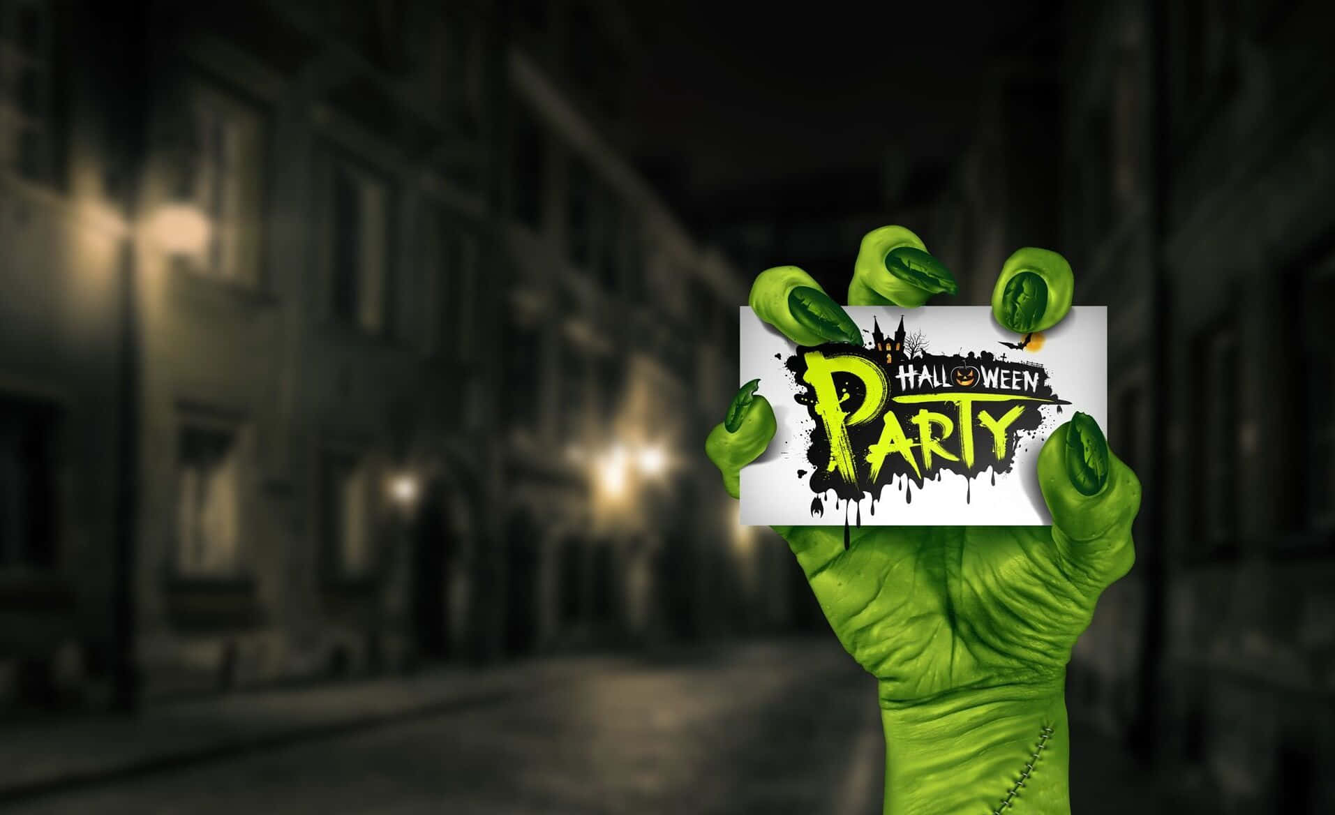 Halloween Party 桌布 壁紙 — 一隻綠色殭屍手在夜晚昏暗模糊的城市街道上，拿著一個滴落的萬聖節派對標誌。