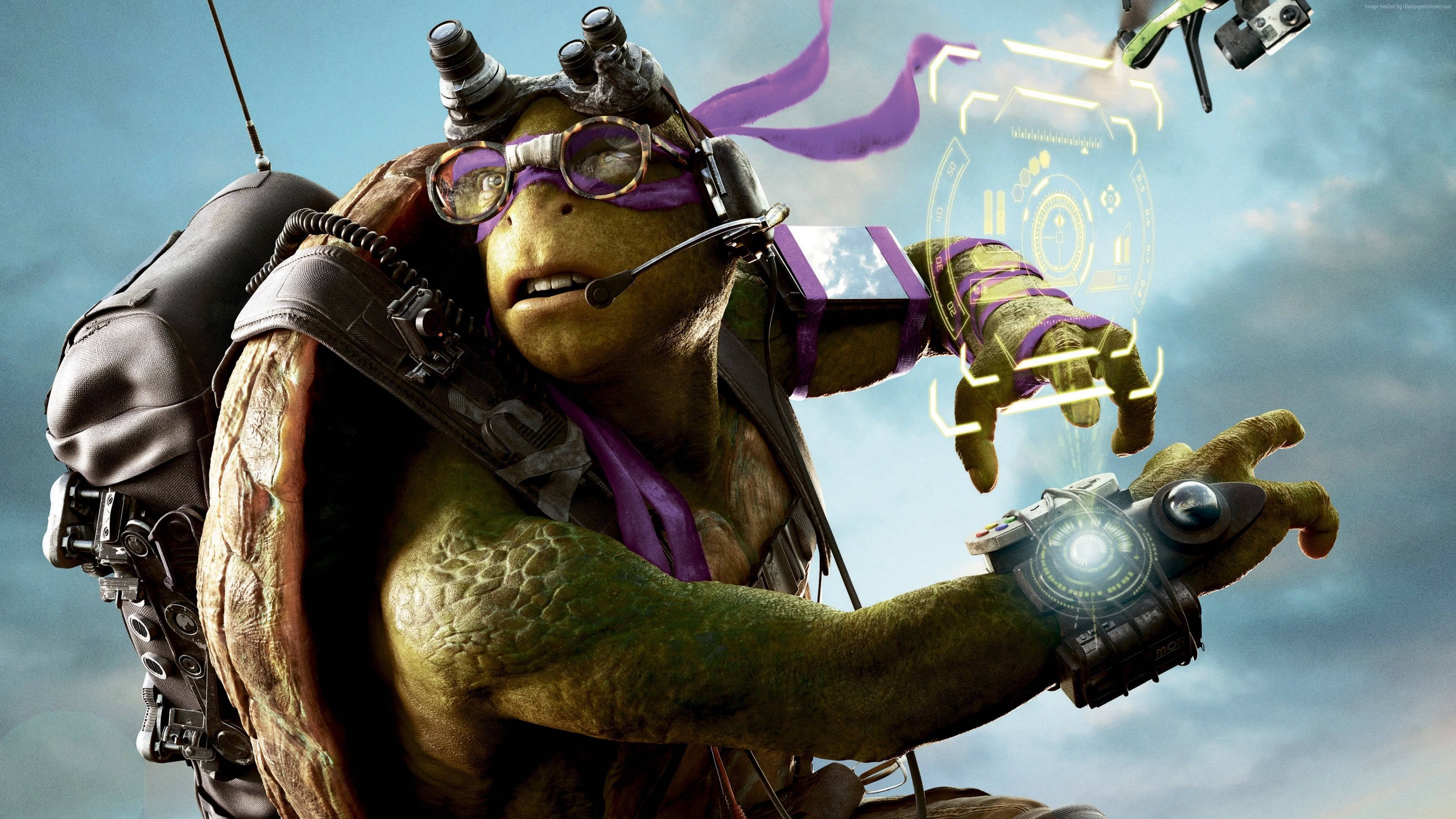 teenage mutant ninja turtles 桌布 壁紙 — 一隻綠色烏龜身穿未來裝備，戴著紫色頭巾和護目鏡，在陰雲密佈的天空下操控發光的全息技術。
