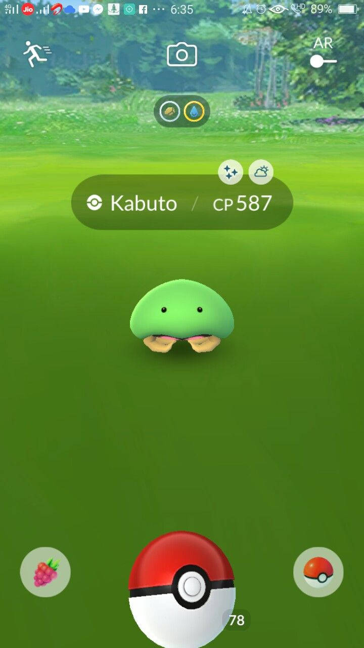 電玩遊戲 桌布 壁紙 — 一隻綠色的 Kabuto 寶可夢站在 Pokémon GO 遊戲介面中的草地上。