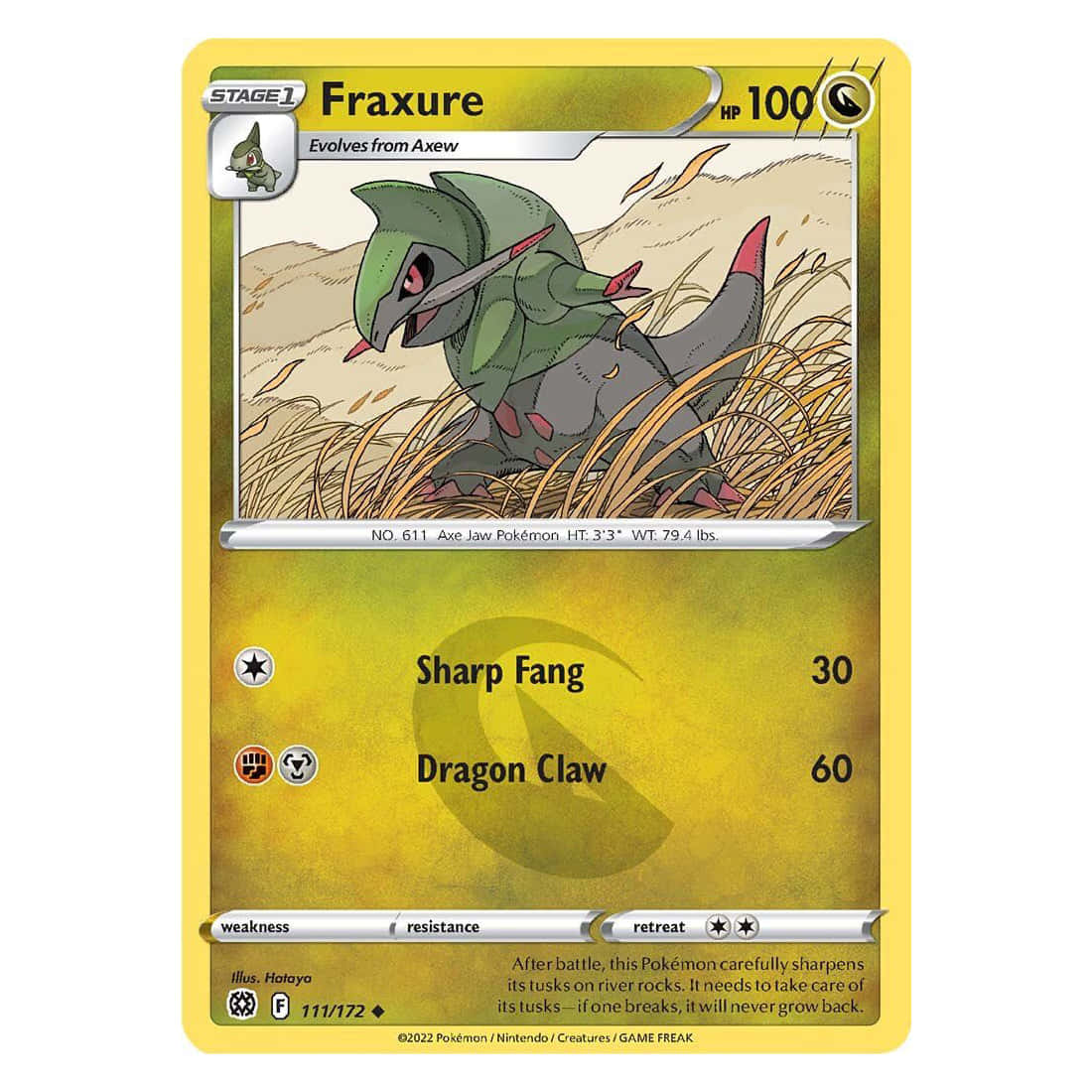 Pokemon Card 桌布 壁紙 — 一隻綠色的Fraxure寶可夢，有紅色尖端的獠牙，在黃色卡片背景的高草叢中蹲伏。