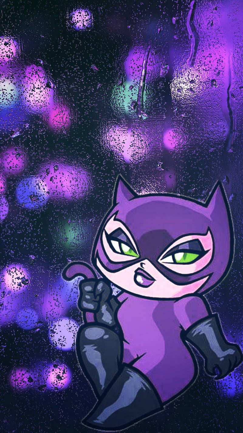 Catwoman 桌布 壁紙 — 一隻綠色眼睛的Q版紫色貓咪超級英雄自信地坐在雨窗前，背景中模糊的紫色城市燈光閃爍。