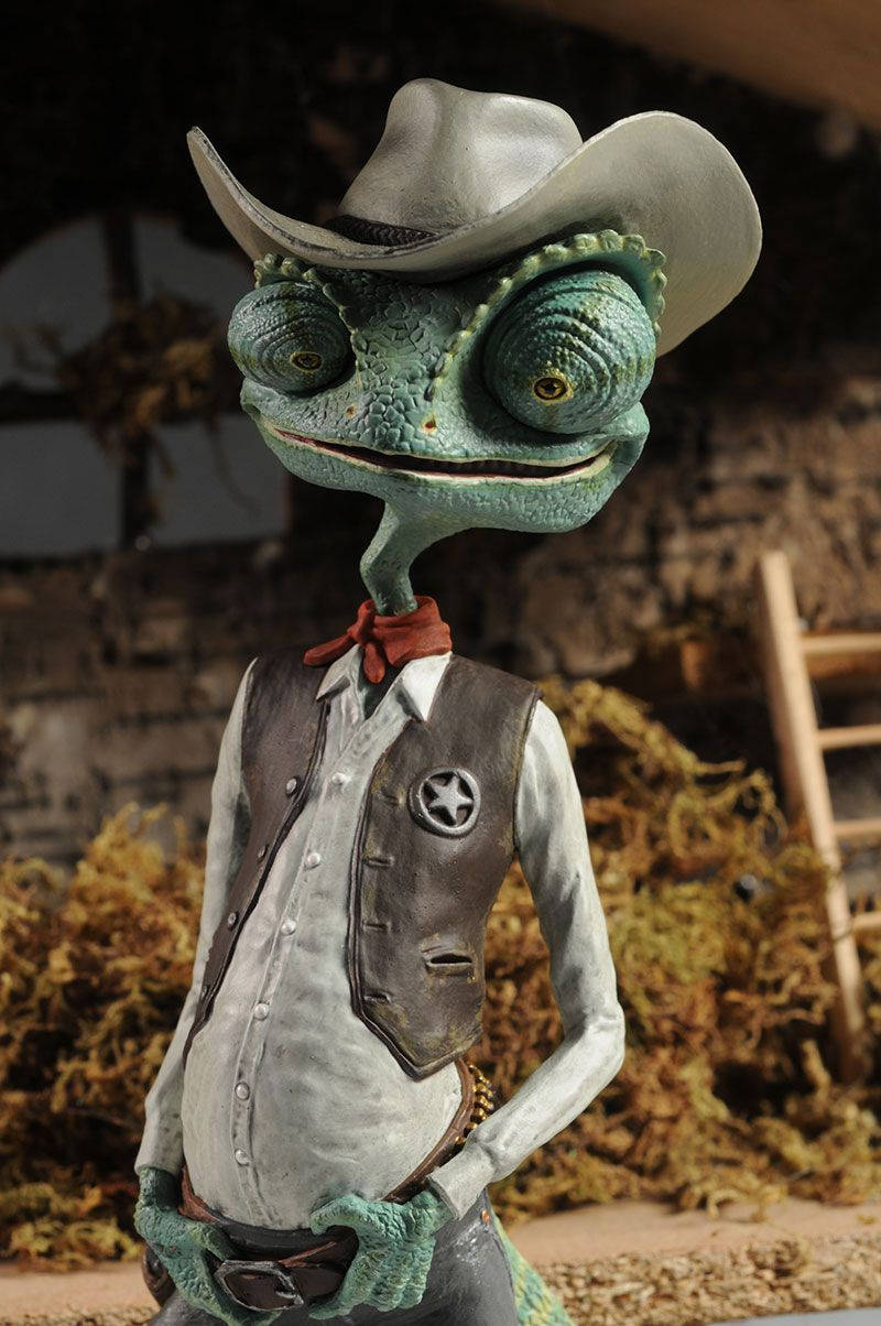 Cowboy 桌布 壁紙 — 一隻綠色變色龍戴著牛仔帽和背心，自信地站在鄉村穀倉環境中。