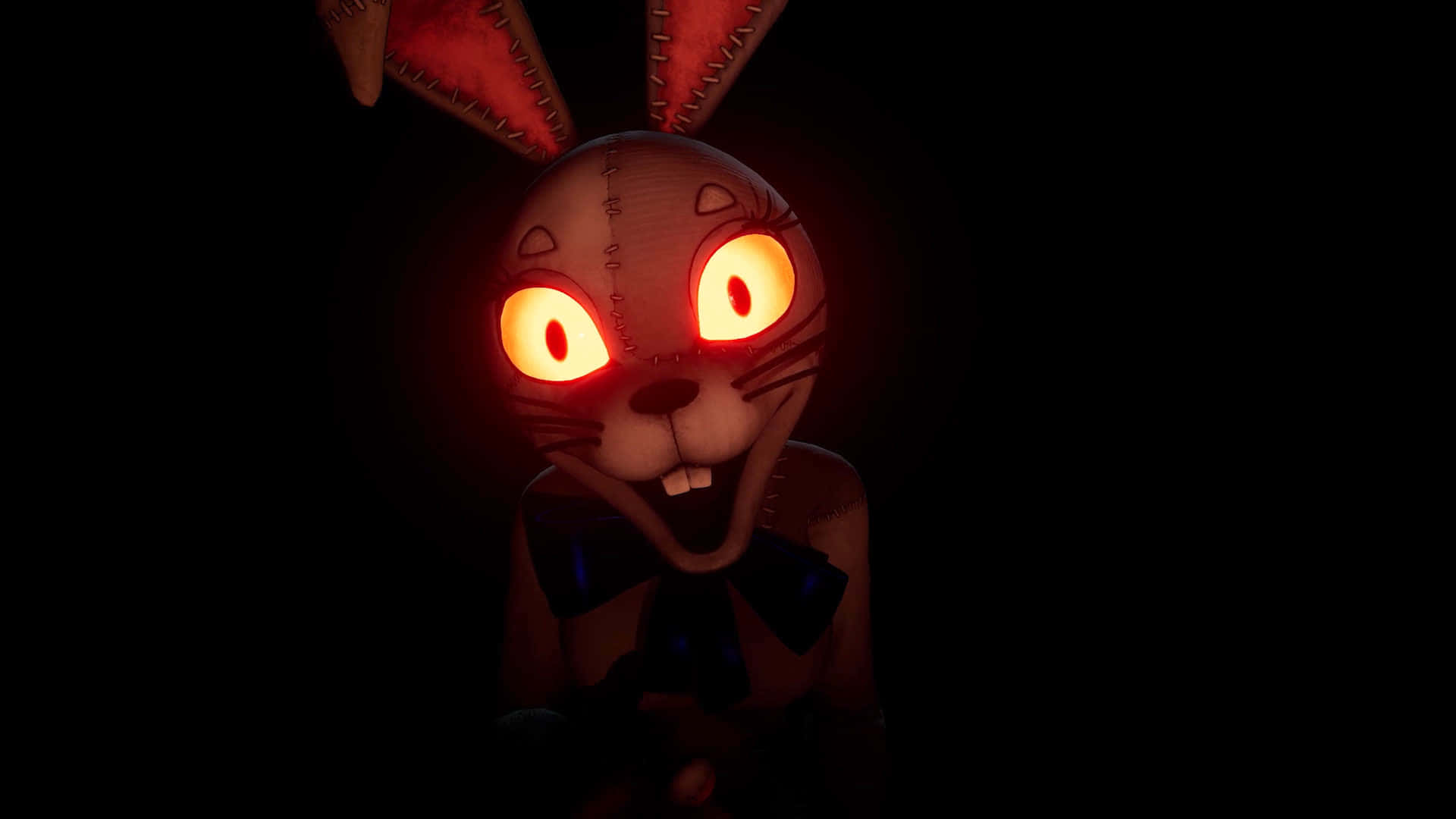 Five Nights At Freddys 桌布 壁紙 — 一隻縫合而成的兇猛兔子，發著橙色光芒的眼睛和鋒利的牙齒，從黑暗中凝視著。
