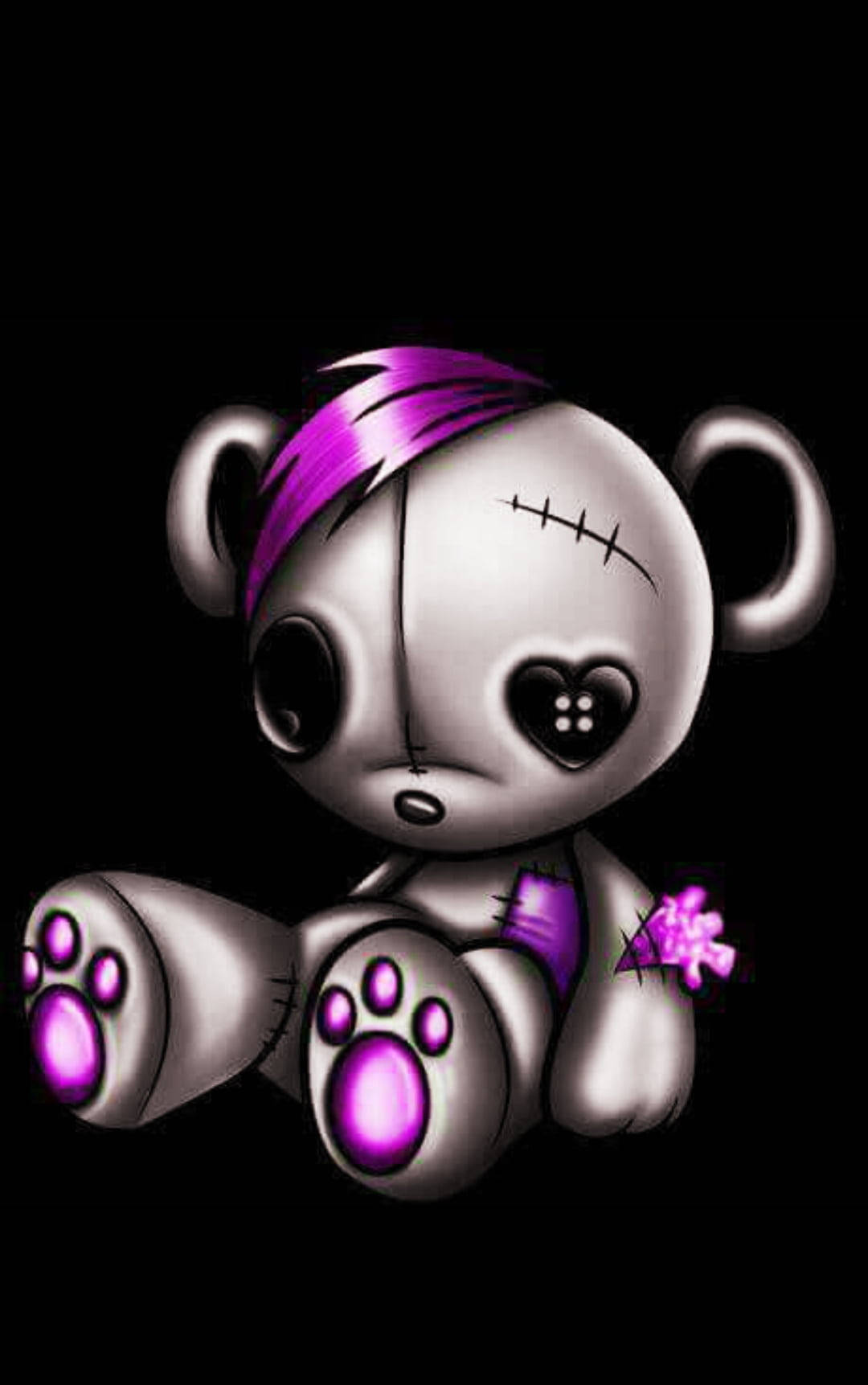 Teddy Bear 桌布 壁紙 — 一隻縫製的銀色泰迪熊，帶有發光的紫色點綴和紫色莫霍克髮型，坐在黑色背景前。