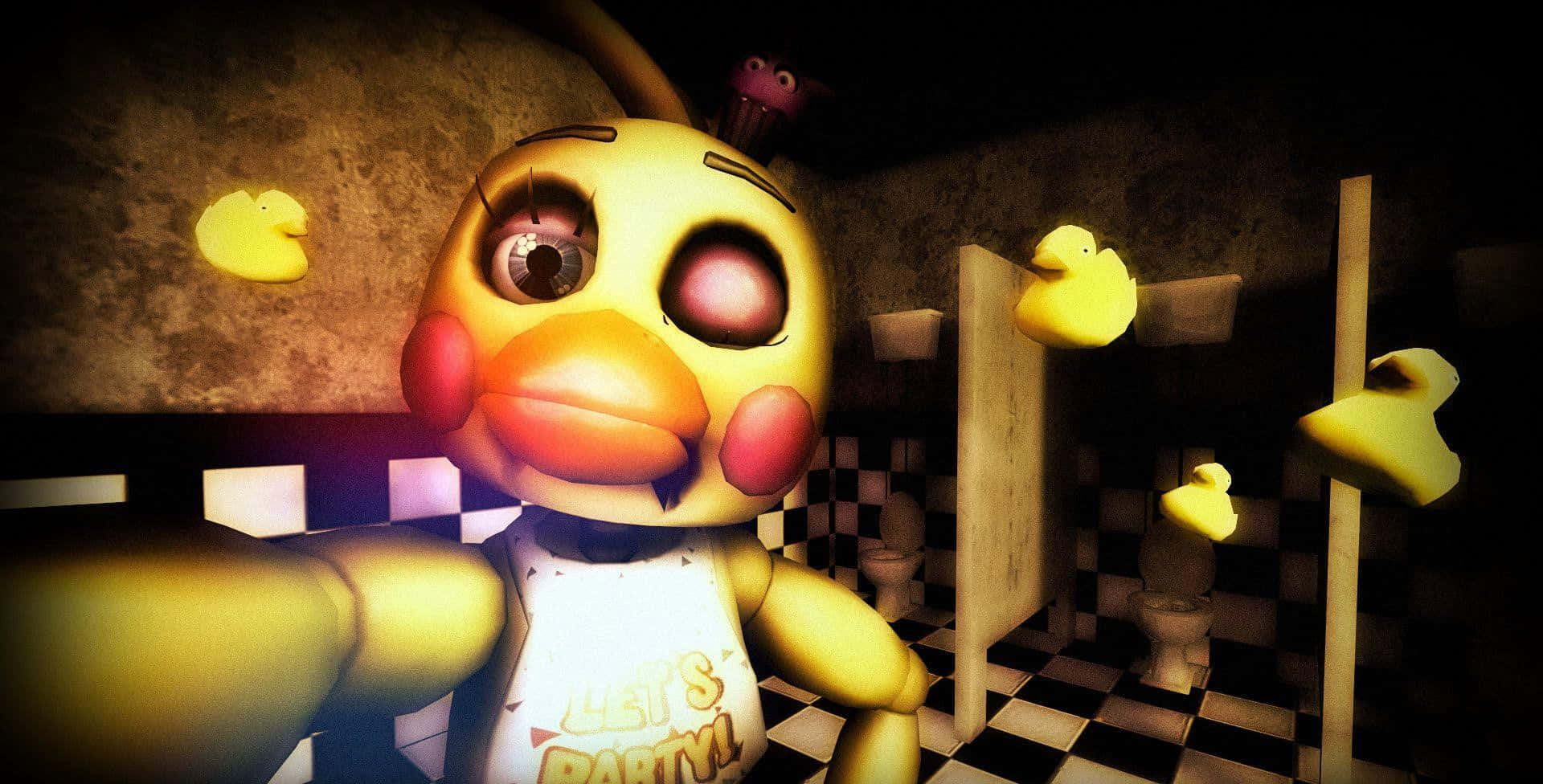 Chica The Chicken 桌布 壁紙 — 一隻缺少一隻眼睛的恐怖黃色電子雞，站在燈光昏暗的浴室裡，周圍漂浮著橡膠鴨。