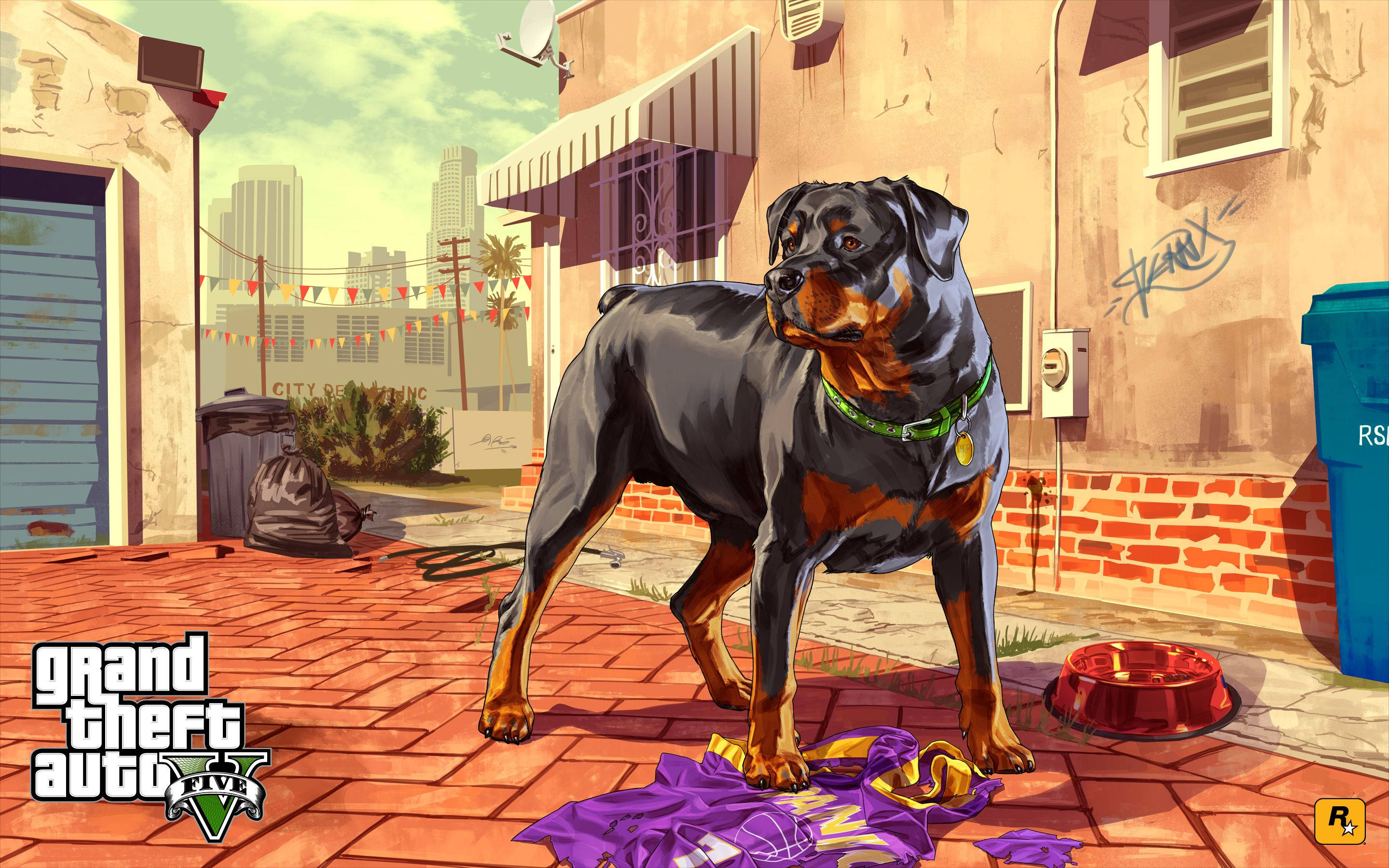 狗 桌布 壁紙 — 一隻羅威納犬在陽光明媚的磚砌小巷中警覺地站立，背景是 gritty 的城市環境，遠處有摩天大樓和塗鴉。