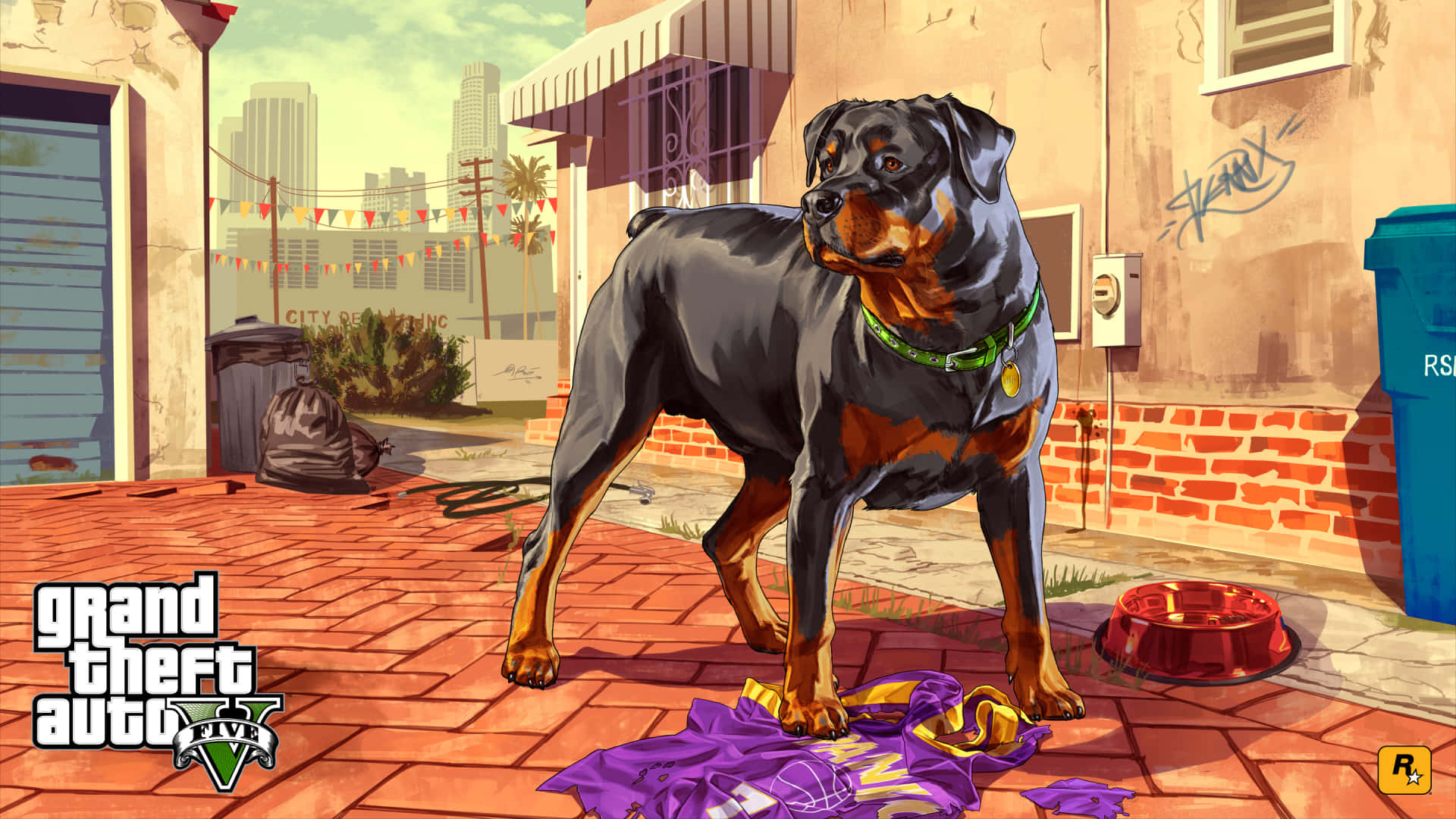 1920x1080 Grand Theft Auto V 桌布 壁紙 — 一隻羅威納犬在陽光照耀的磚砌小巷中警覺地站立，身處一個帶有塗鴉和遠處城市天際線的粗獷都市環境。