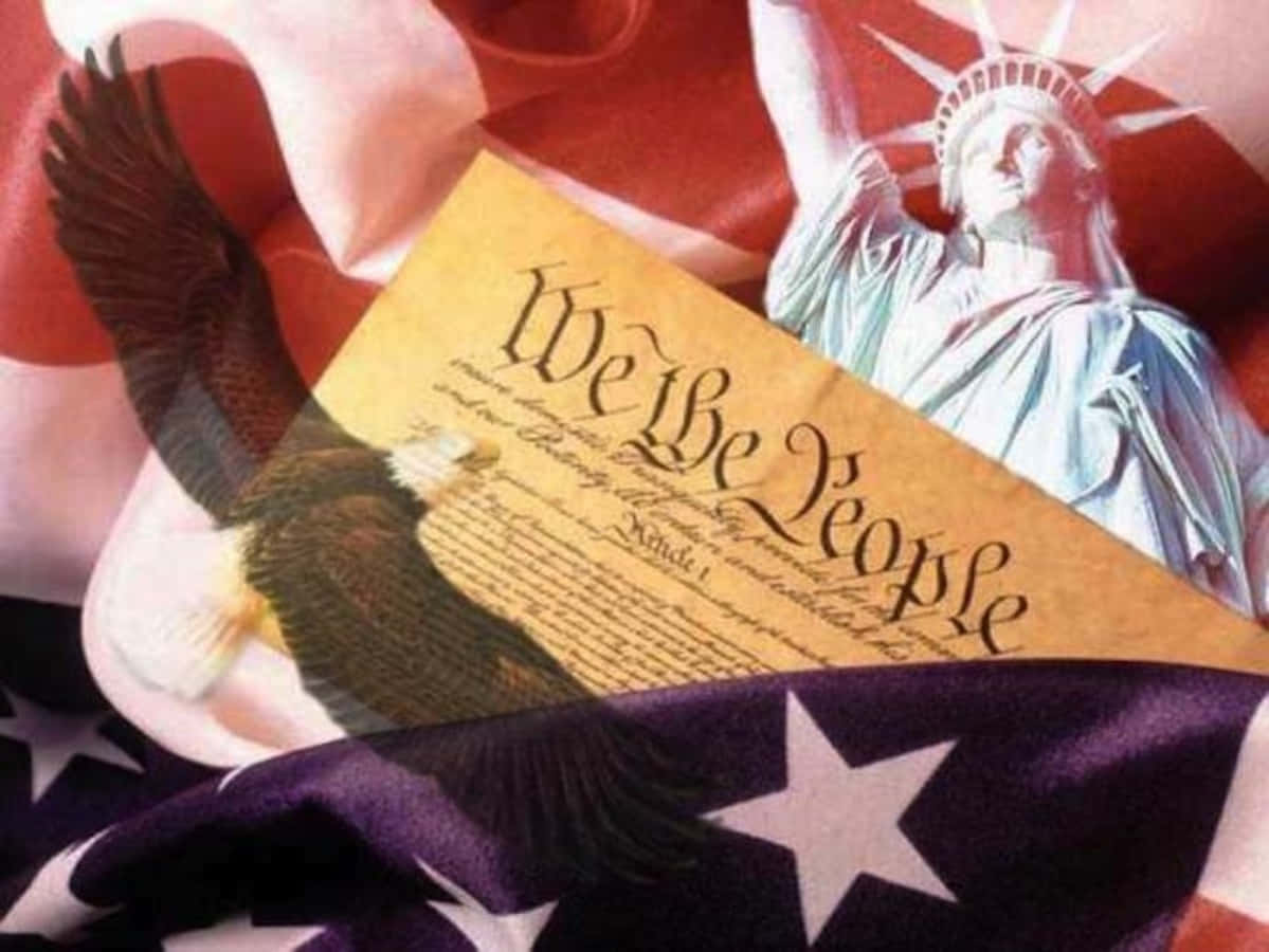 Statue Of Liberty 桌布 壁紙 — 一隻美國白頭鷹在憲法「We the People」文字上方翱翔，背景有自由女神像和國旗。