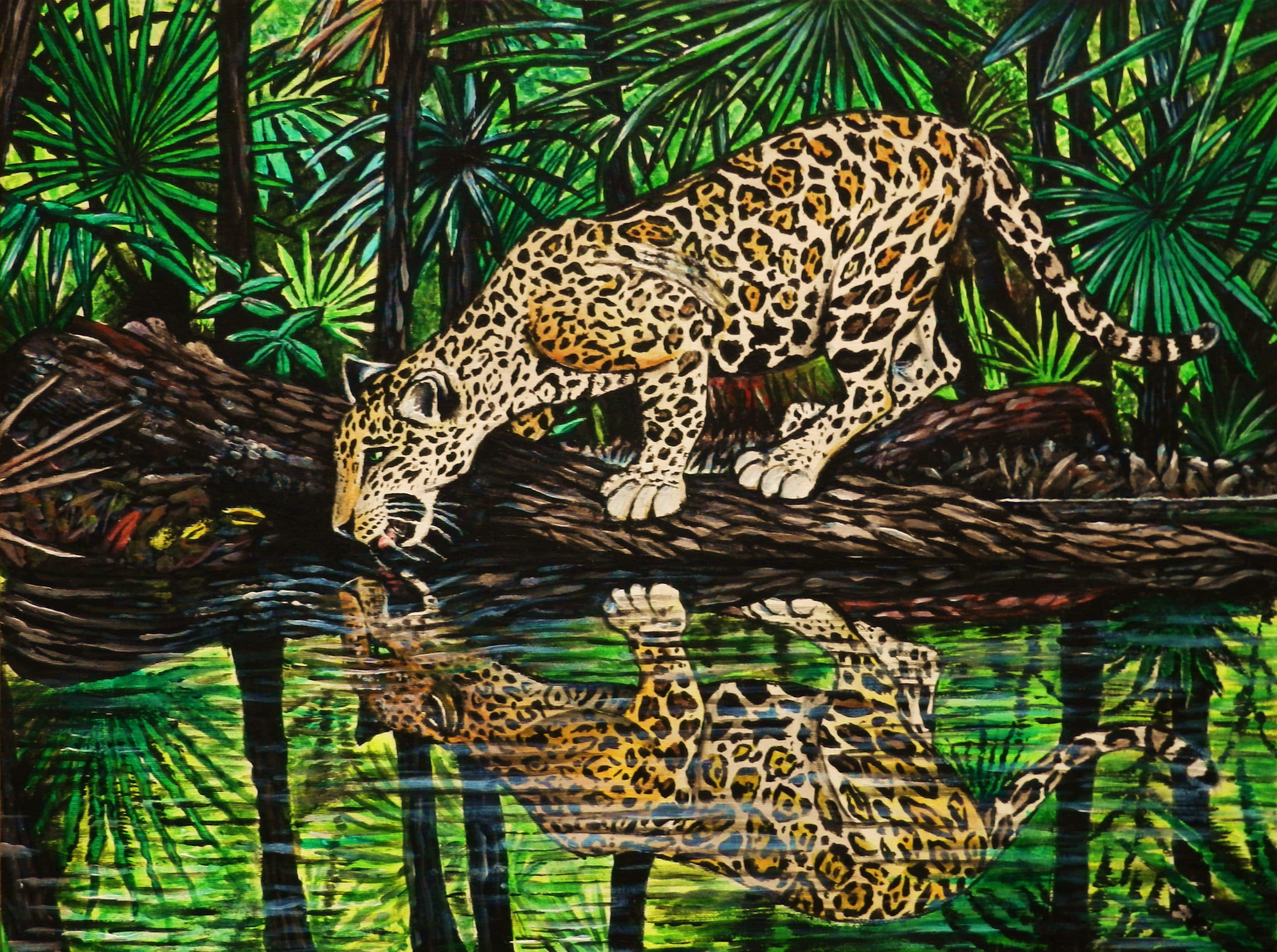 Jaguar 桌布 壁紙 — 一隻美洲豹在茂密的綠色叢林中，在水面上的圓木上徘徊，其倒影在下方泛起漣漪。