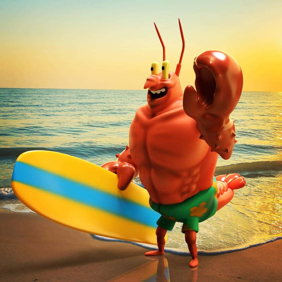 Larry The Lobster 桌布 壁紙 — 一隻肌肉發達的卡通龍蝦穿著綠色短褲，在金色日落的海灘上拿著黃色衝浪板。