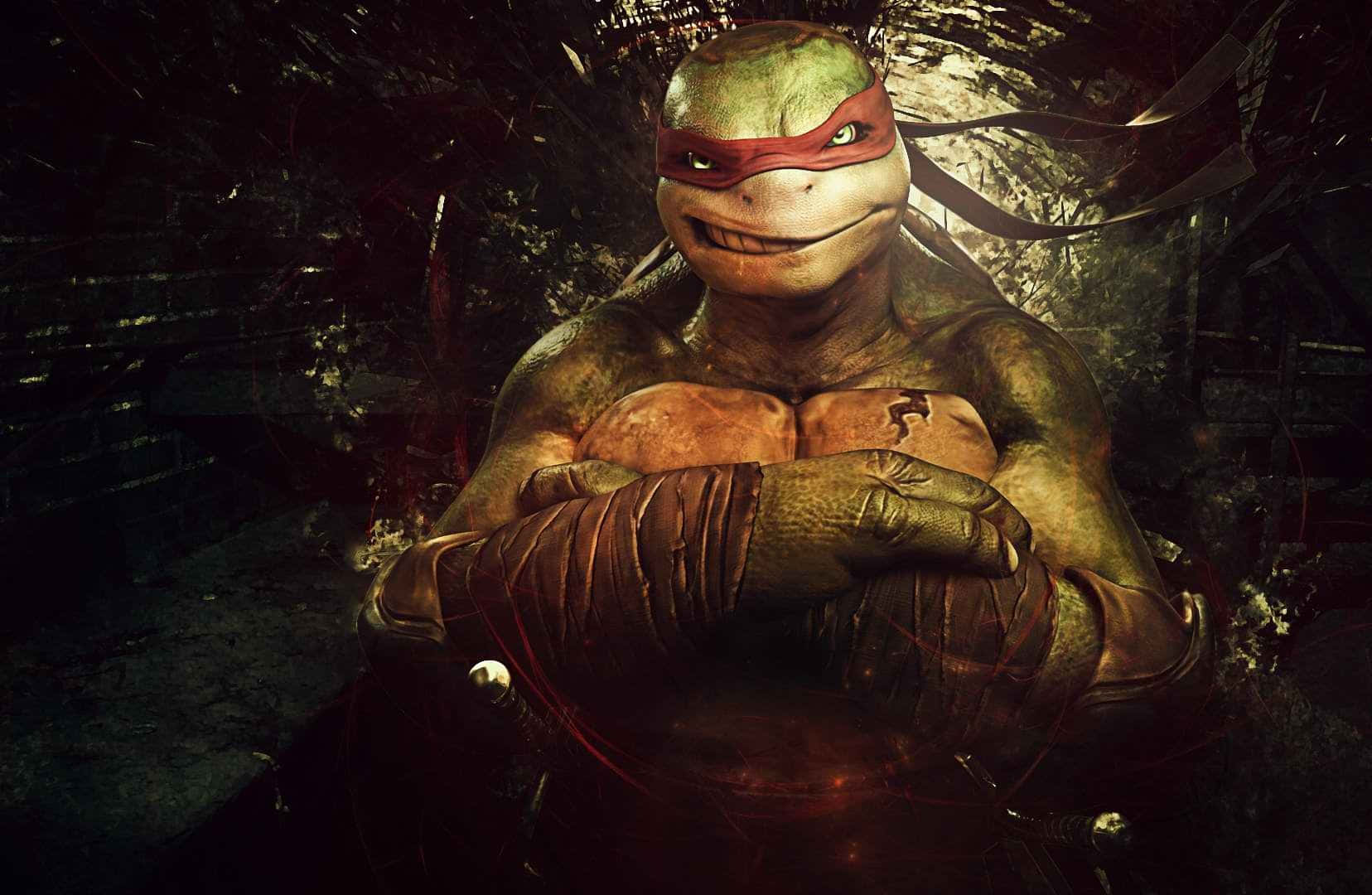 Ninja Turtle 桌布 壁紙 — 一隻肌肉發達的綠色烏龜，戴著紅色面具和纏著繃帶的拳頭，自信地坐在黑暗、骯髒的城市下水道中。