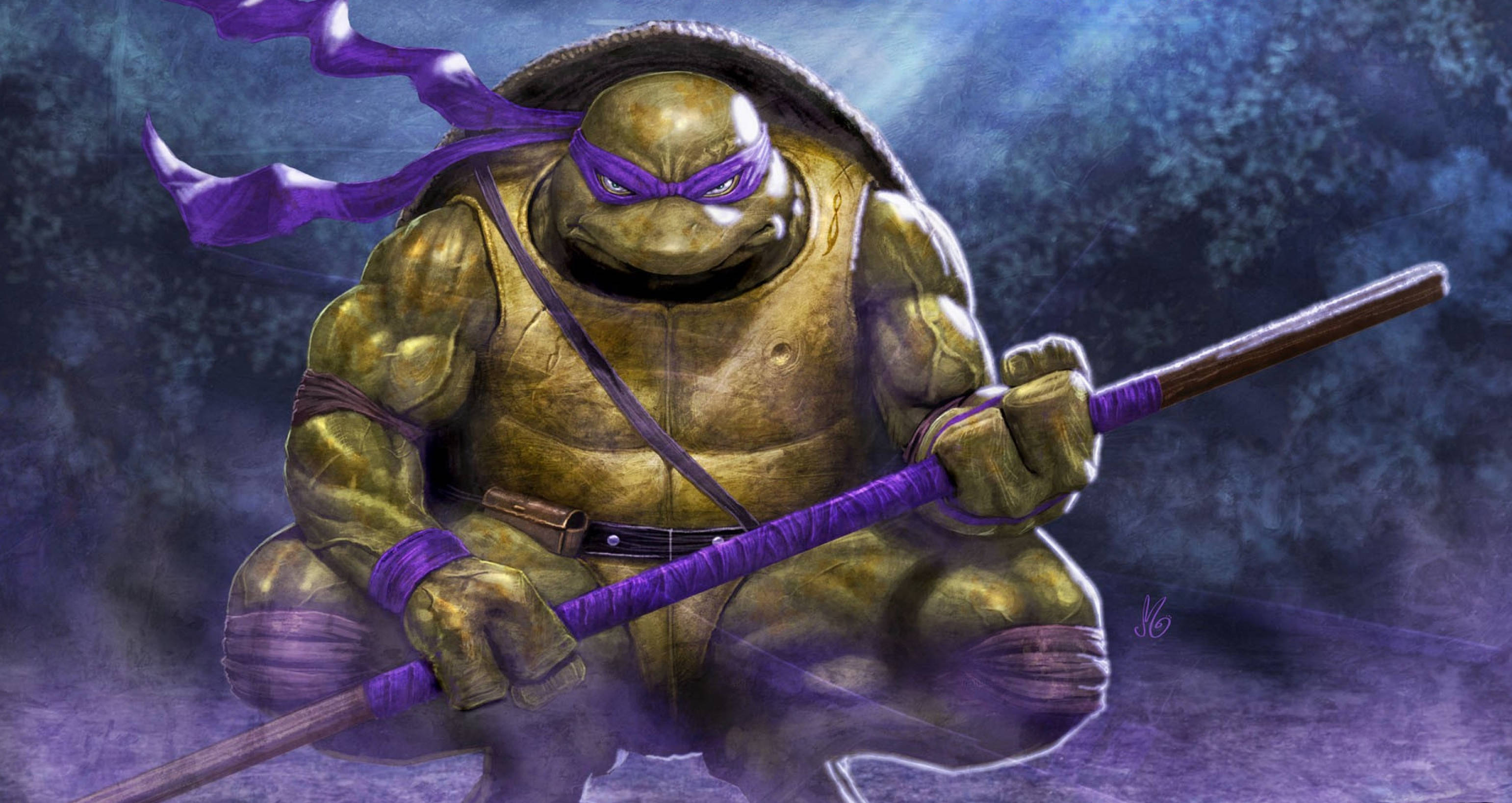 Ninja Turtle 桌布 壁紙 — 一隻肌肉發達的綠色烏龜，戴著紫色頭巾，手持釵，蹲在黑暗迷霧的環境中。