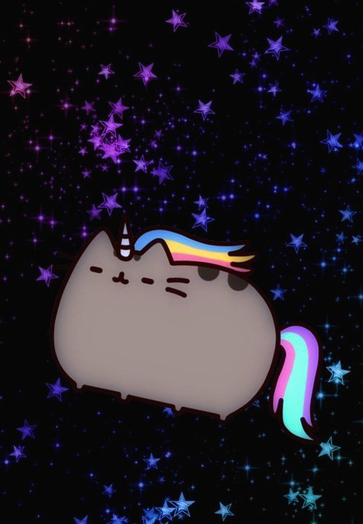 pusheen 動圖 桌布 壁紙 — 一隻胖乎乎的卡通貓，擁有彩虹鬃毛和尾巴，在宇宙夜空中發光的紫色和藍色星星之間平靜地漂浮。