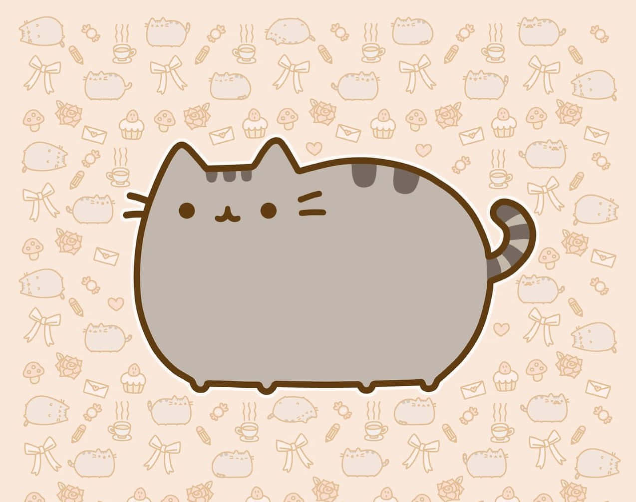 Cute Pusheen 桌布 壁紙 — 一隻胖乎乎的灰色卡通貓，帶有條紋尾巴，坐在米色背景中央，背景充滿重複的可愛圖標。