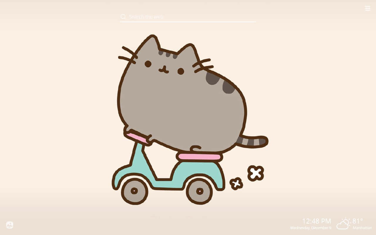 pusheen 動圖 桌布 壁紙 — 一隻胖乎乎的灰色卡通貓咪騎著一輛淺藍色、粉紅色手柄的滑板車，背景是柔和的米色。