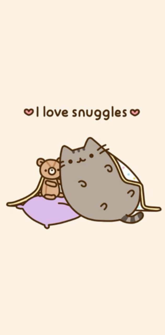 Cute Pusheen 桌布 壁紙 — 一隻胖乎乎的灰色貓咪和一個泰迪熊在紫色枕頭上依偎，米色背景上寫著「I love snuggles」。