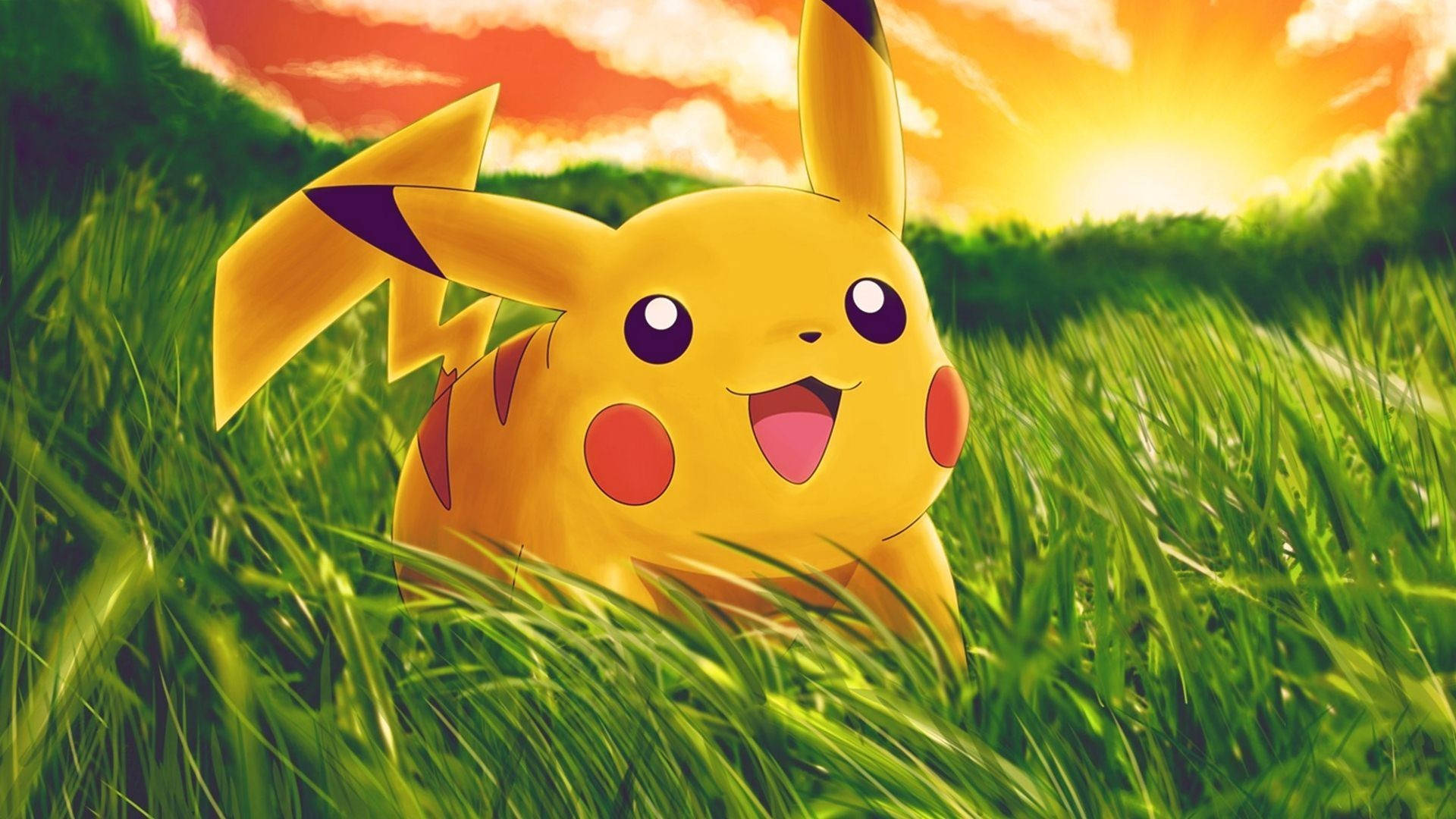 Cute Pikachu 桌布 壁紙 — 一隻臉頰紅潤、開朗的黃色皮卡丘坐在溫暖夕陽天空下充滿活力的綠色草地上。