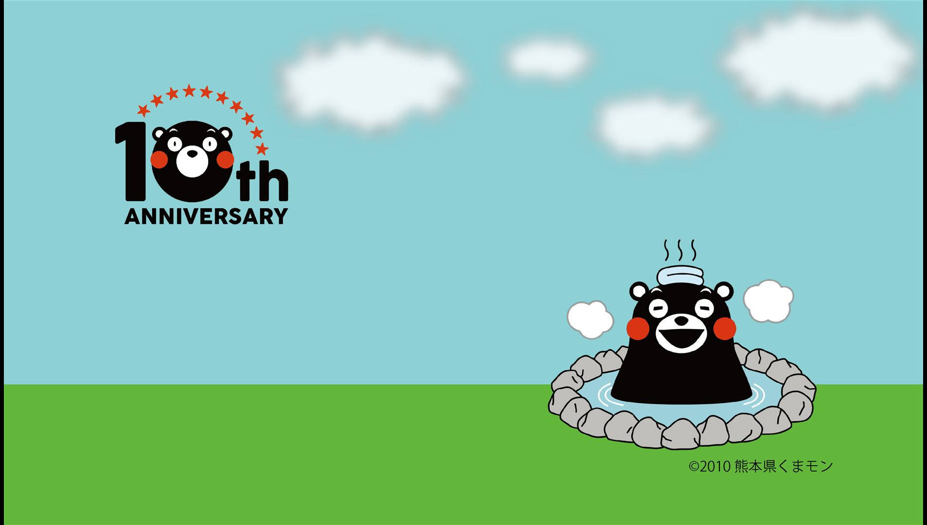 Kumamon 桌布 壁紙 — 一隻臉頰紅潤的開心黑熊在藍天白雲下的石頭溫泉中享受蒸氣騰騰的溫泉。