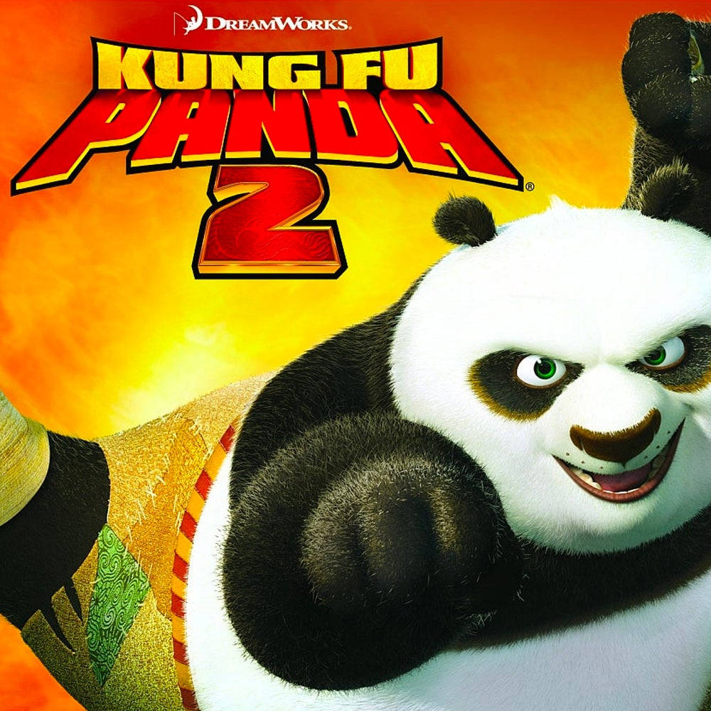 熊貓 桌布 壁紙 — 一隻自信的功夫熊貓在火熱的橙色日落背景下擺出姿勢，並帶有粗體電影標題文字。