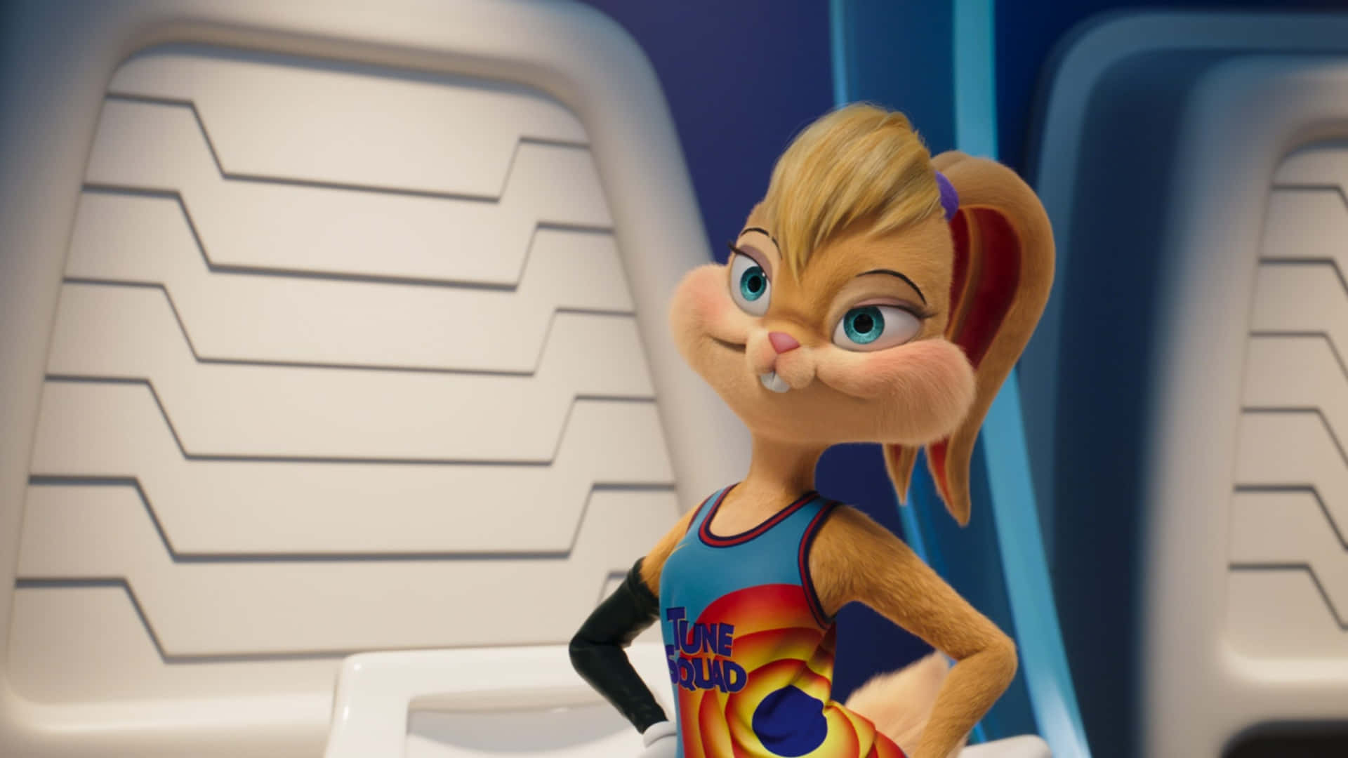 Space Jam 2 桌布 壁紙 — 一隻自信的動畫雌兔穿著色彩繽紛的「Tune Squad」球衣，雙手叉腰站在未來風格的太空船內。