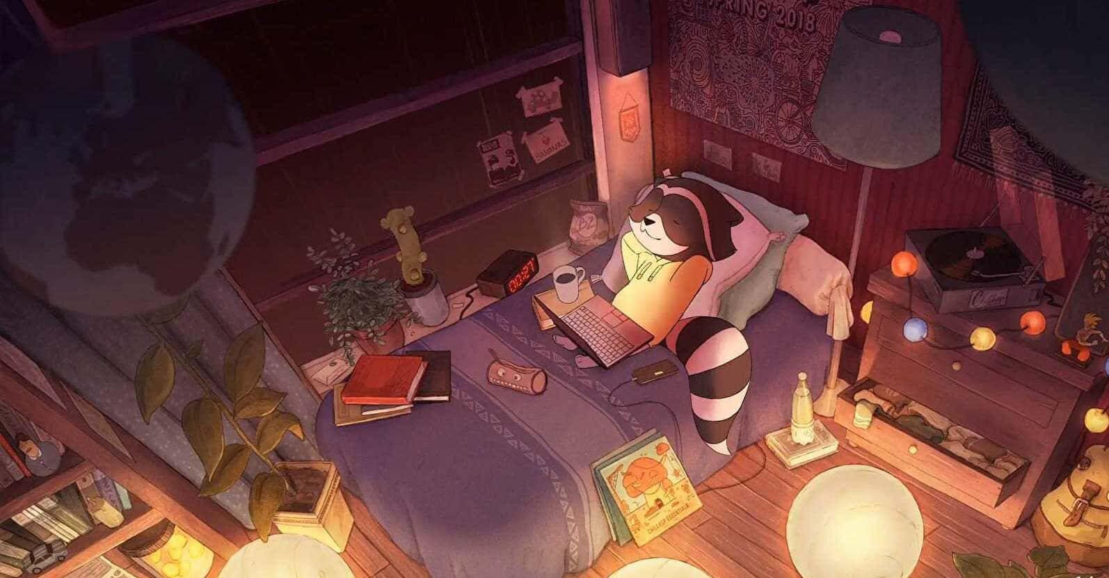 低傳真 桌布 壁紙 — 一隻舒適的浣熊在溫暖照明的臥室裡，蜷縮在床上，帶著筆記型電腦，周圍環繞著書籍、植物和燈串。