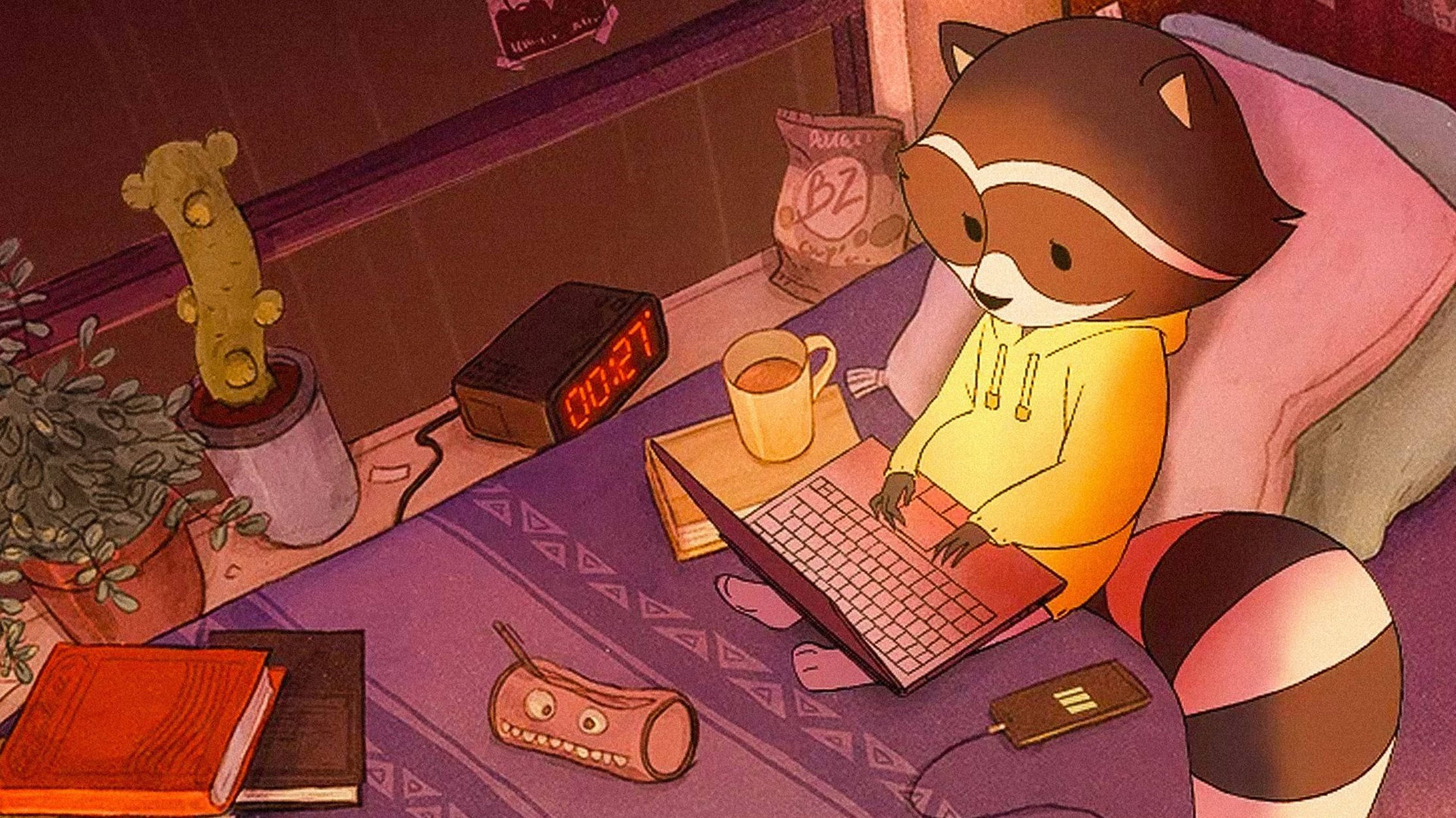 raccoon 桌布 壁紙 — 一隻舒適的浣熊穿著黃色連帽衫，蜷縮在紫色床上，在筆記型電腦上打字，數位時鐘顯示07:27。