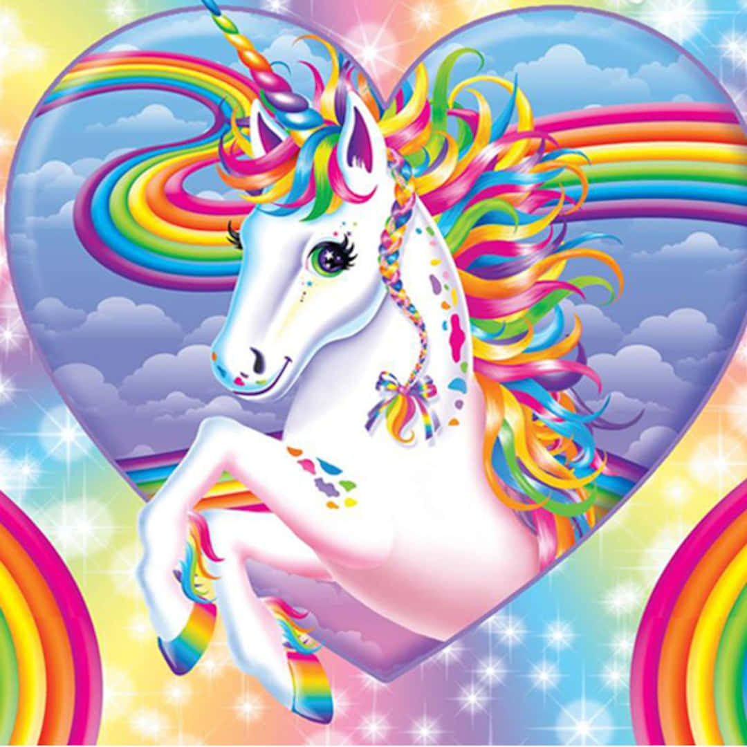 獨角獸 桌布 壁紙 — 一隻色彩繽紛的卡通獨角獸，擁有彩虹鬃毛和角，站在充滿彩虹和閃光的愛心形天空內。