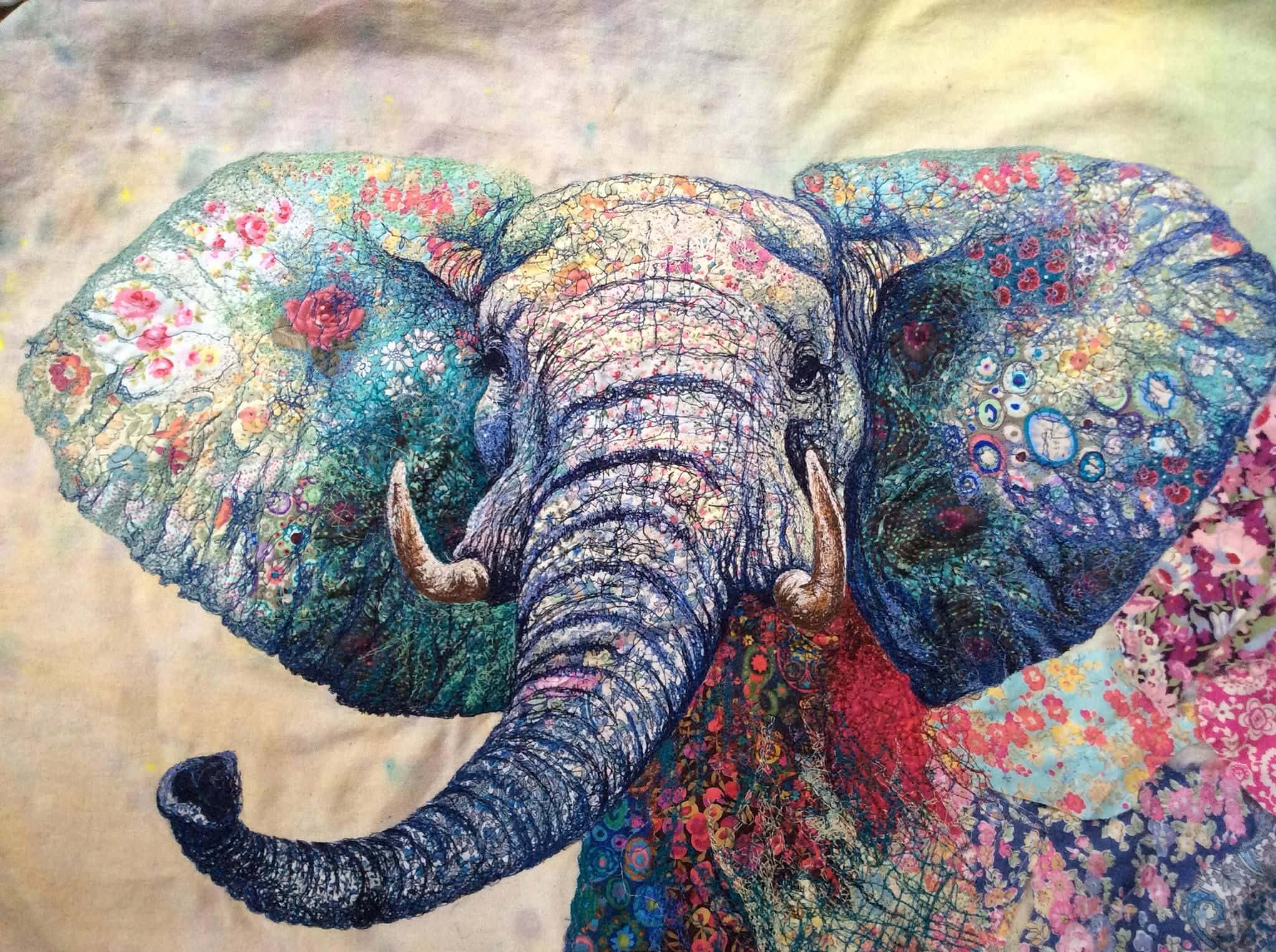Textile Art 桌布 壁紙 — 一隻色彩繽紛的插圖大象，耳朵和鼻子上有花卉圖案，背景是帶紋理的米色。