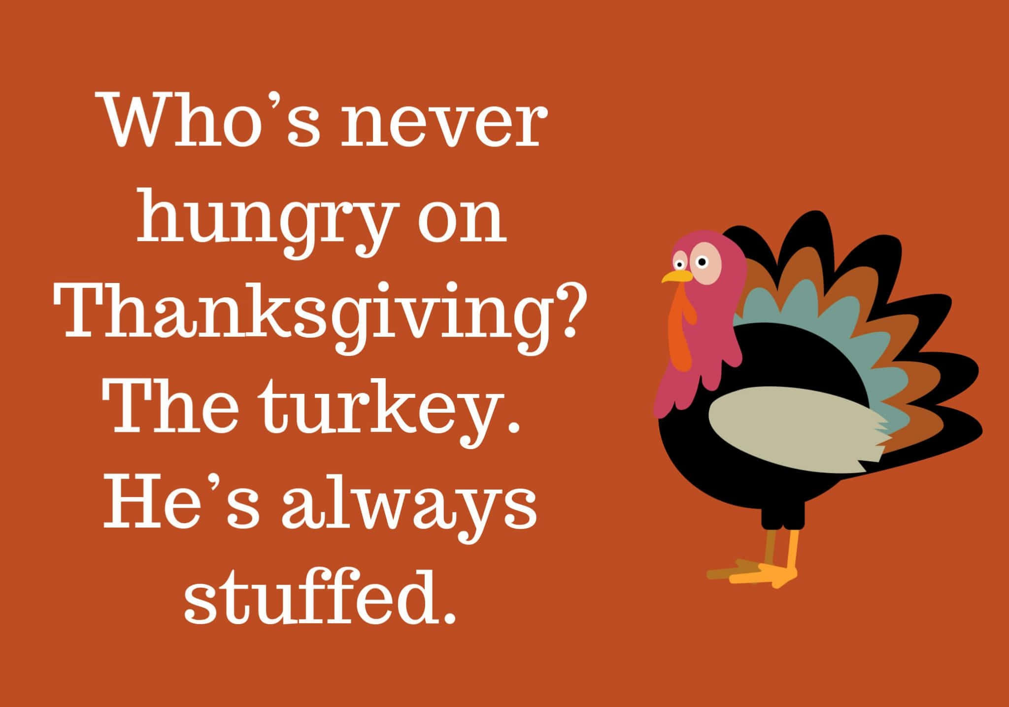 Thanksgiving Funny 桌布 壁紙 — 一隻色彩繽紛羽毛的卡通火雞站在橙色純色背景上，旁邊是幽默的感恩節語錄。
