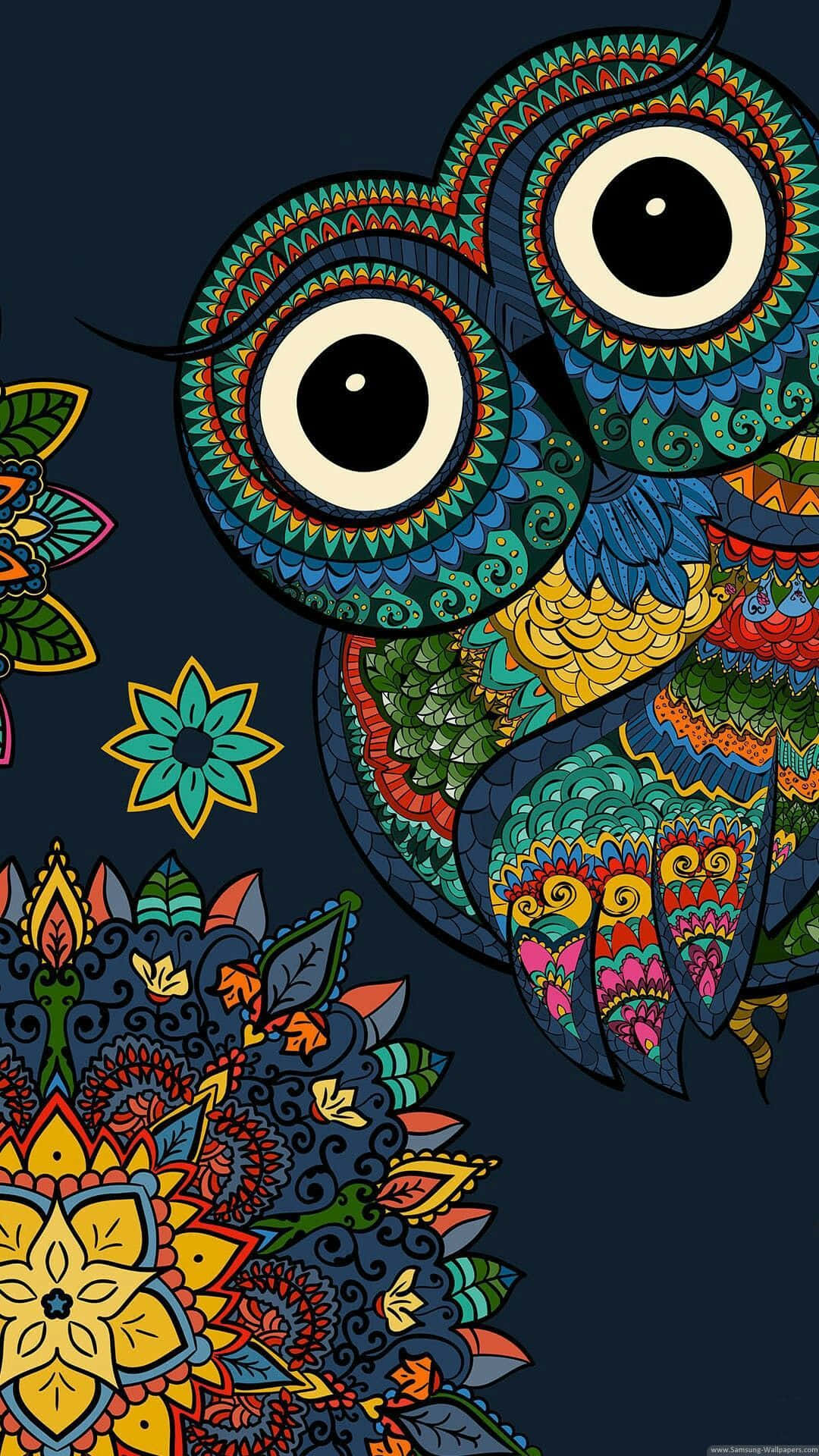 Psychedelic Animals 桌布 壁紙 — 一隻色彩鮮豔的風格化貓頭鷹，帶有複雜的曼陀羅圖案和一雙大而富有表現力的眼睛，置於深色背景上。