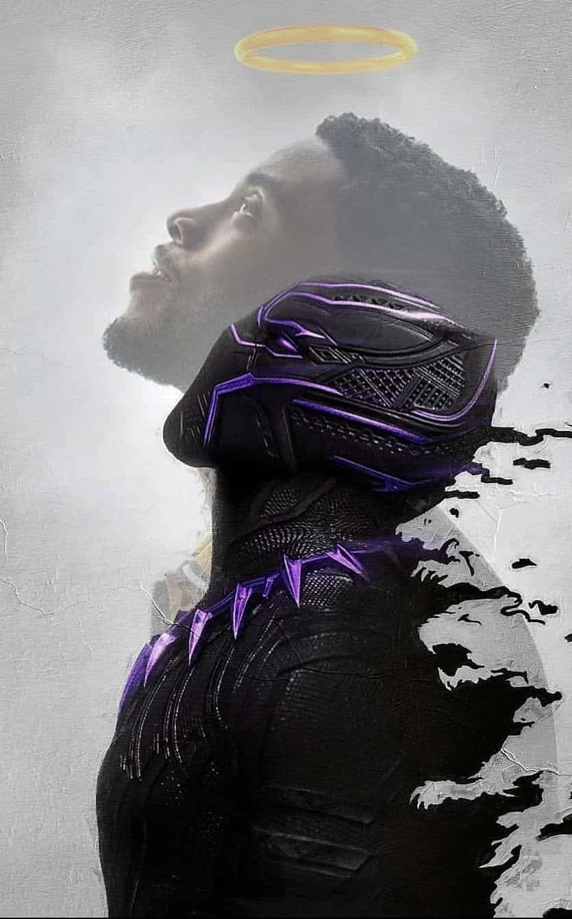 King Of Wakanda 桌布 壁紙 — 一隻莊嚴的黑豹穿著紫色和黑色的盔甲向上凝視，一個金色的光環漂浮在他的頭頂上，背景是霧濛濛的灰色。