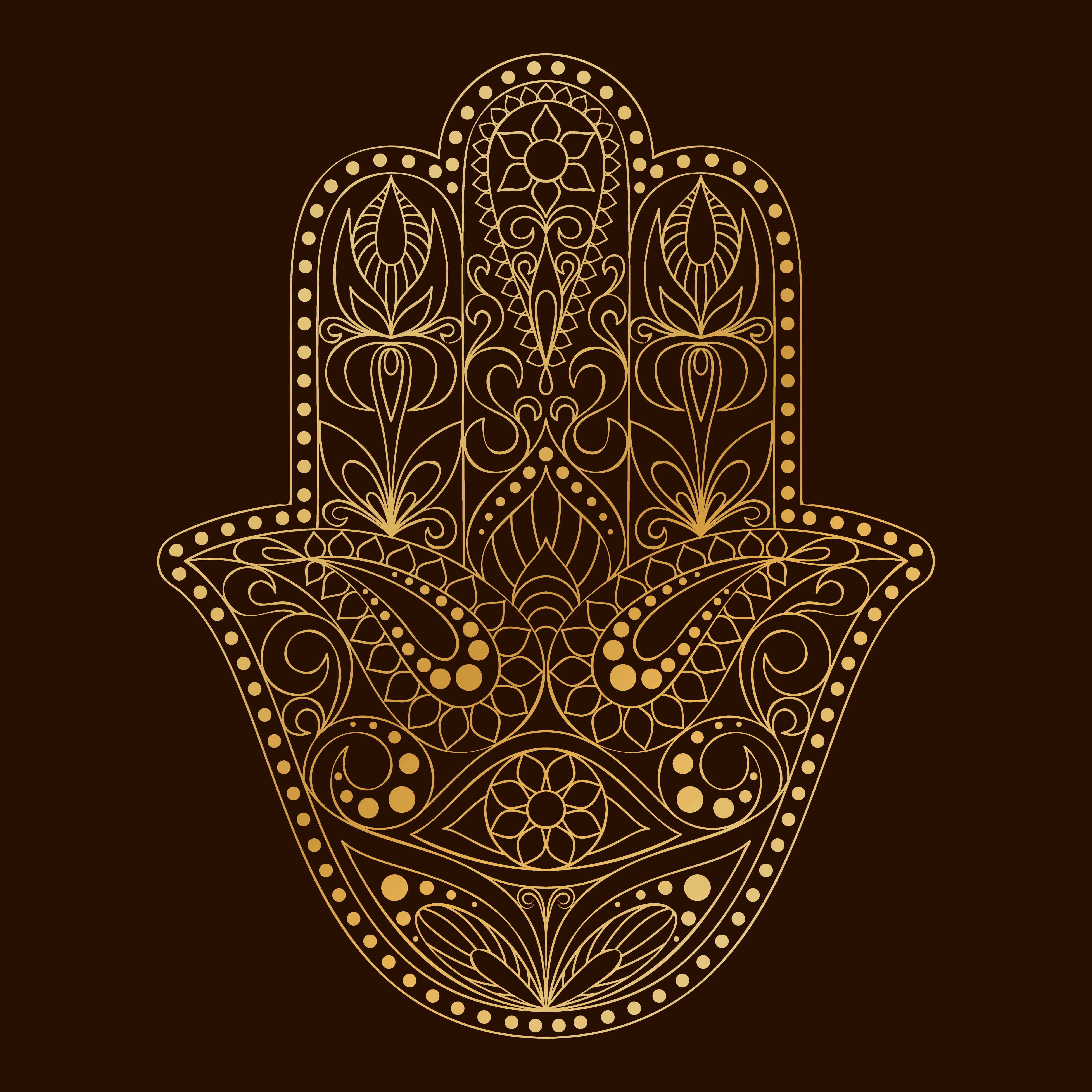 Hamsa 桌布 壁紙 — 一隻華麗的金色漢莎手，帶有複雜的花卉和佩斯利圖案，置於濃郁的棕色背景上。