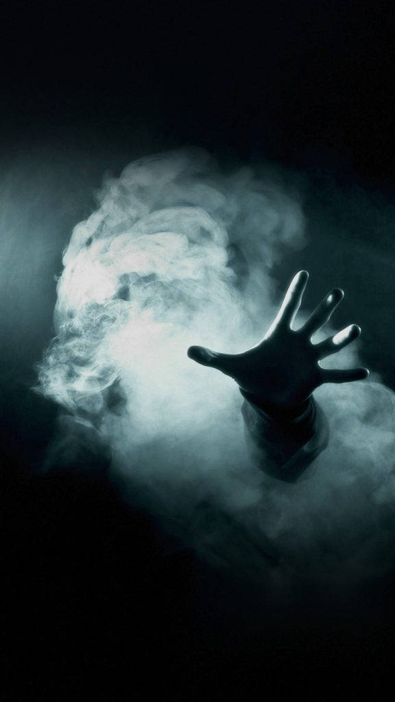 Smoke HD 桌布 壁紙 — 一隻蒼白的手穿過旋轉的煙霧，在黑暗的背景下，被冰冷的藍光照亮。