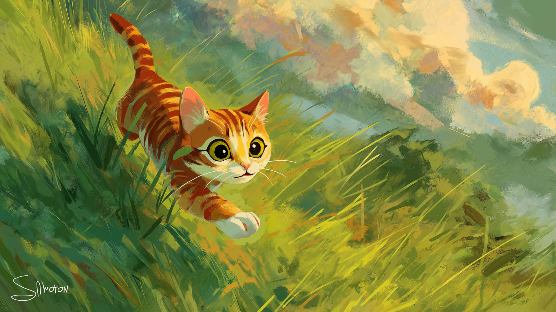Adorable Striped Kitten Running Through Grassy Field 壁紙 — 一隻薑黃色虎斑小貓在陽光普照的綠草中跳躍，天空多雲。