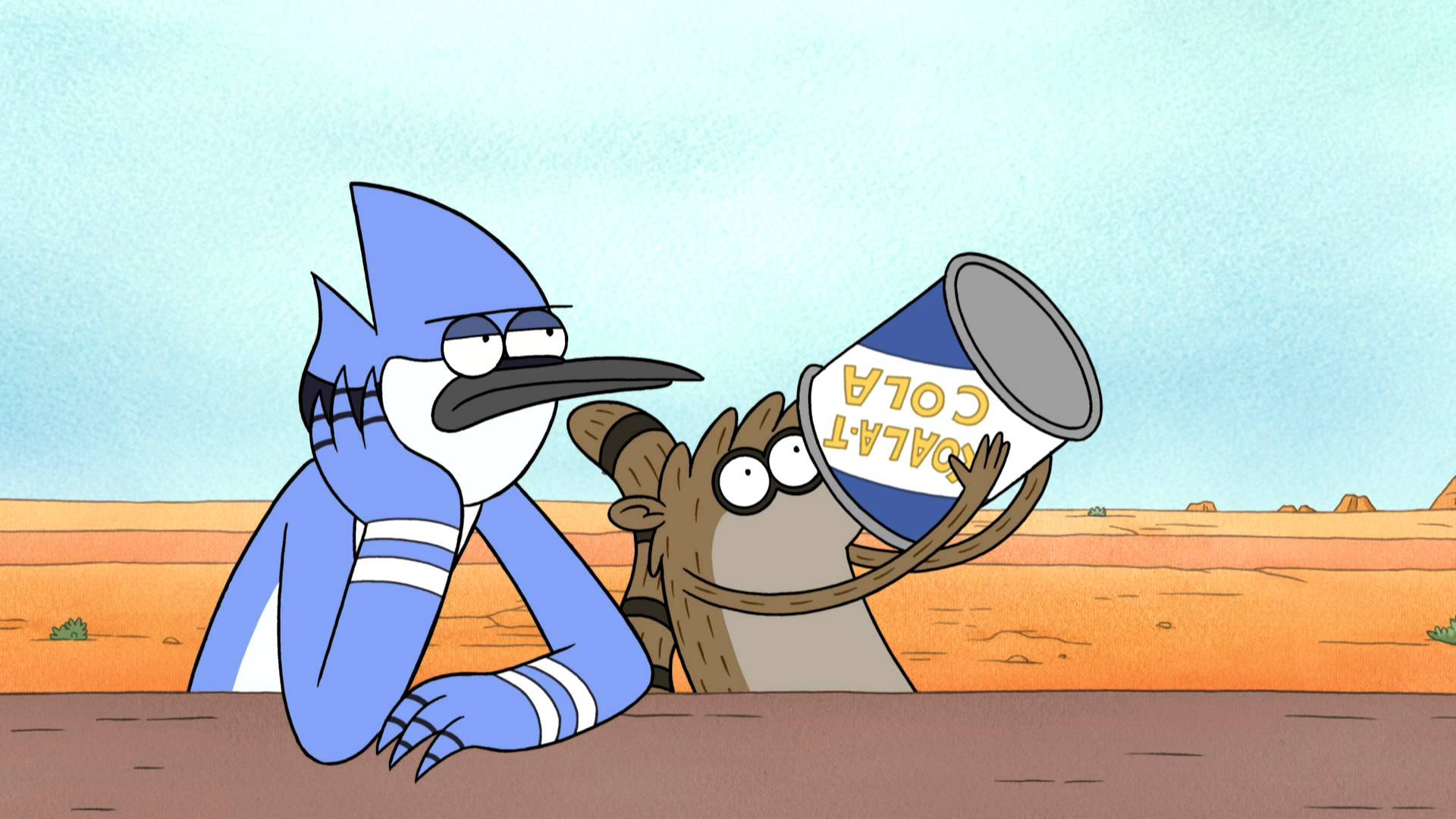 mordecai and rigby 桌布 壁紙 — 一隻藍松鴉和一隻浣熊坐在沙漠中，浣熊拿著一罐可樂，而藍松鴉看起來很無聊。