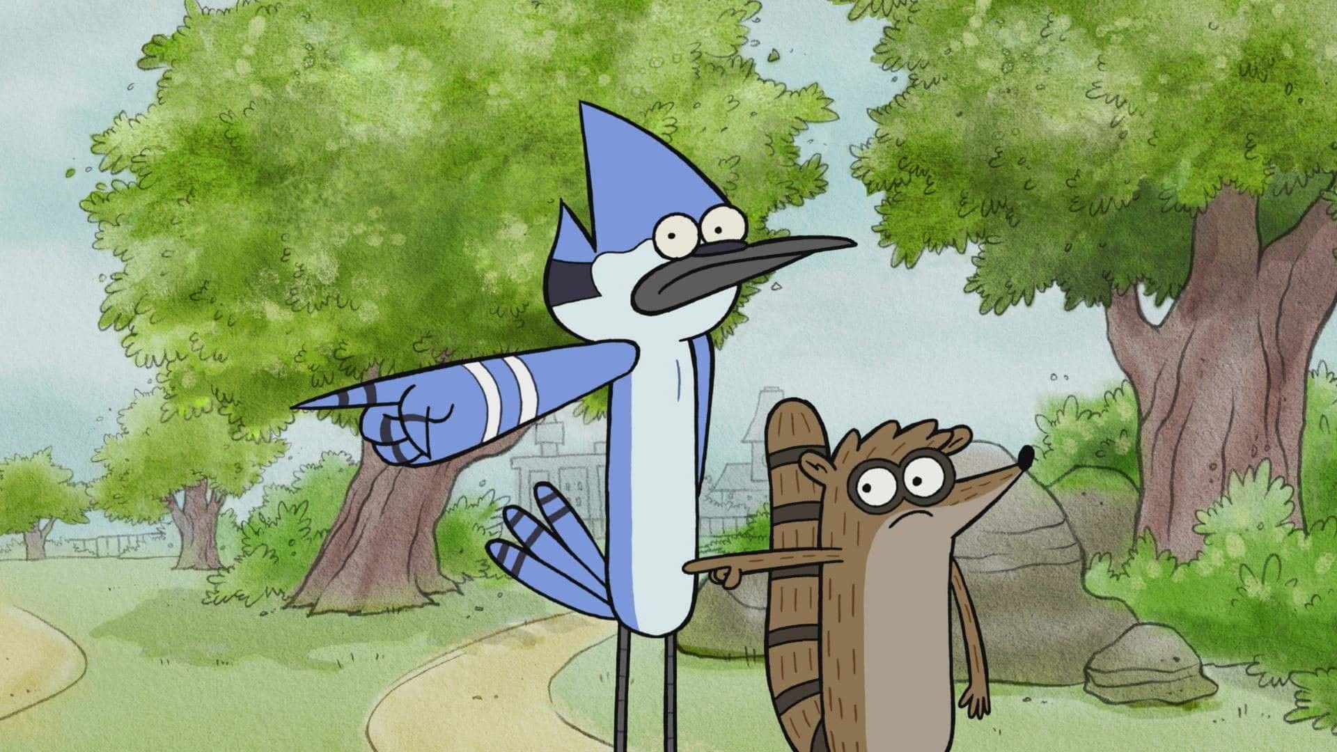 Regular Show 桌布 壁紙 — 一隻藍松鴉和一隻浣熊站在森林裡，驚訝地指著螢幕外的某樣東西。