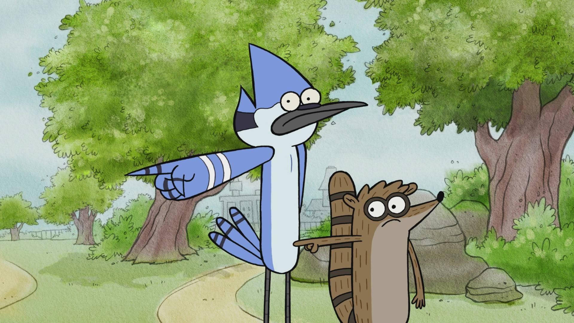 mordecai and rigby 桌布 壁紙 — 一隻藍松鴉和一隻浣熊站在茂密的綠色森林中，睜大眼睛指著螢幕外的某樣東西。